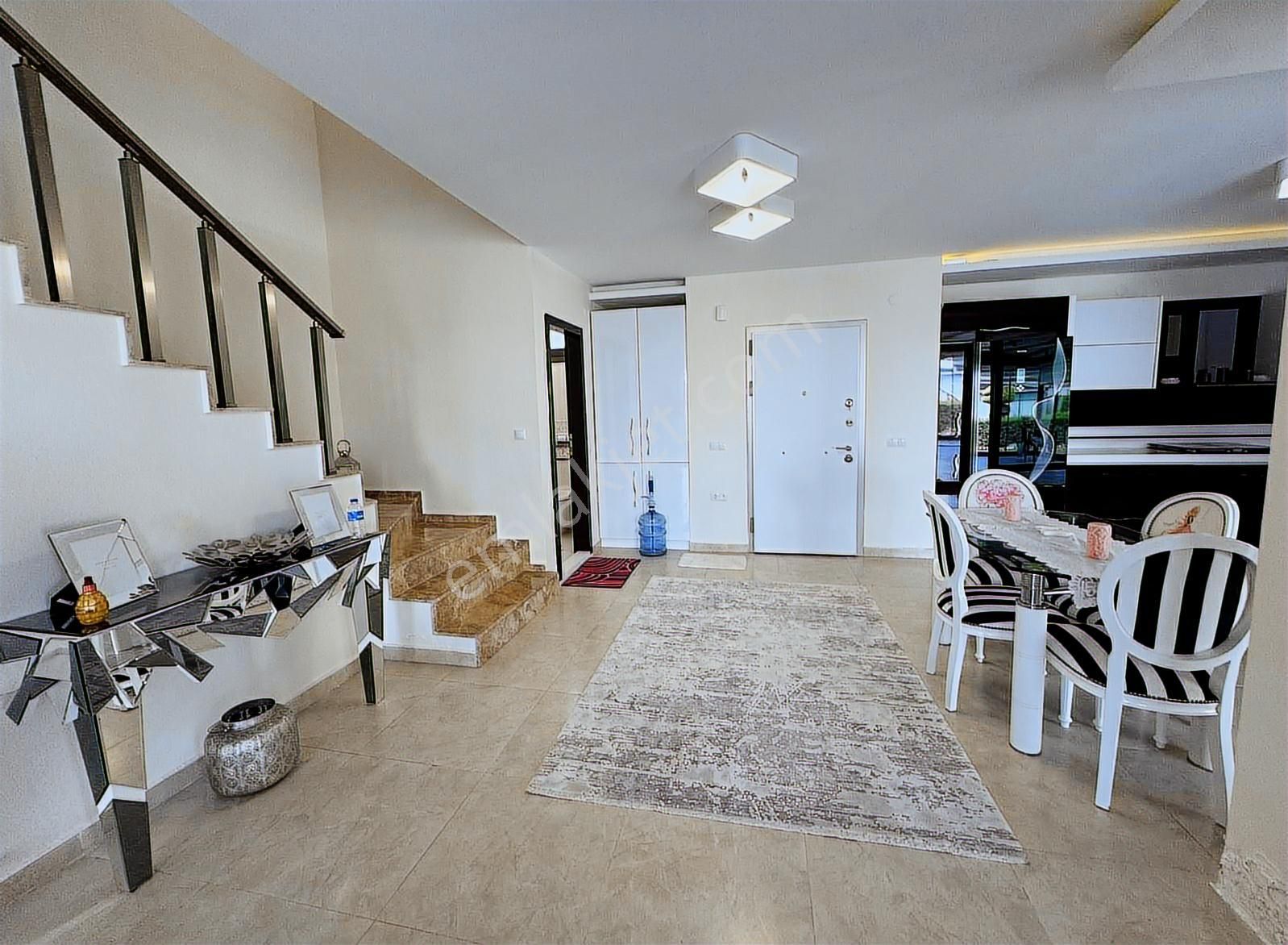 Kuşadası'nda Denize Yakın Havuzlu Güvenlikli Sitede 3+1 Villa. - Görsel 32