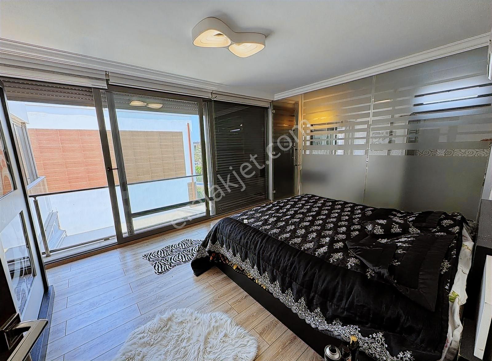 Kuşadası'nda Denize Yakın Havuzlu Güvenlikli Sitede 3+1 Villa. - Görsel 28