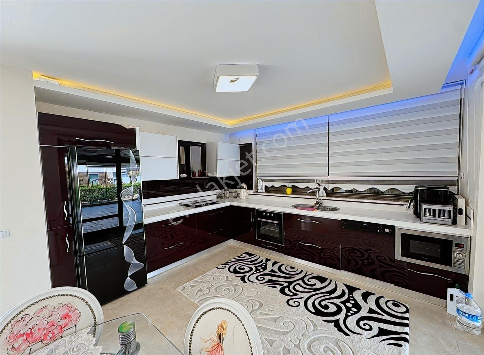 Kuşadası'nda Denize Yakın Havuzlu Güvenlikli Sitede 3+1 Villa. - Görsel 27