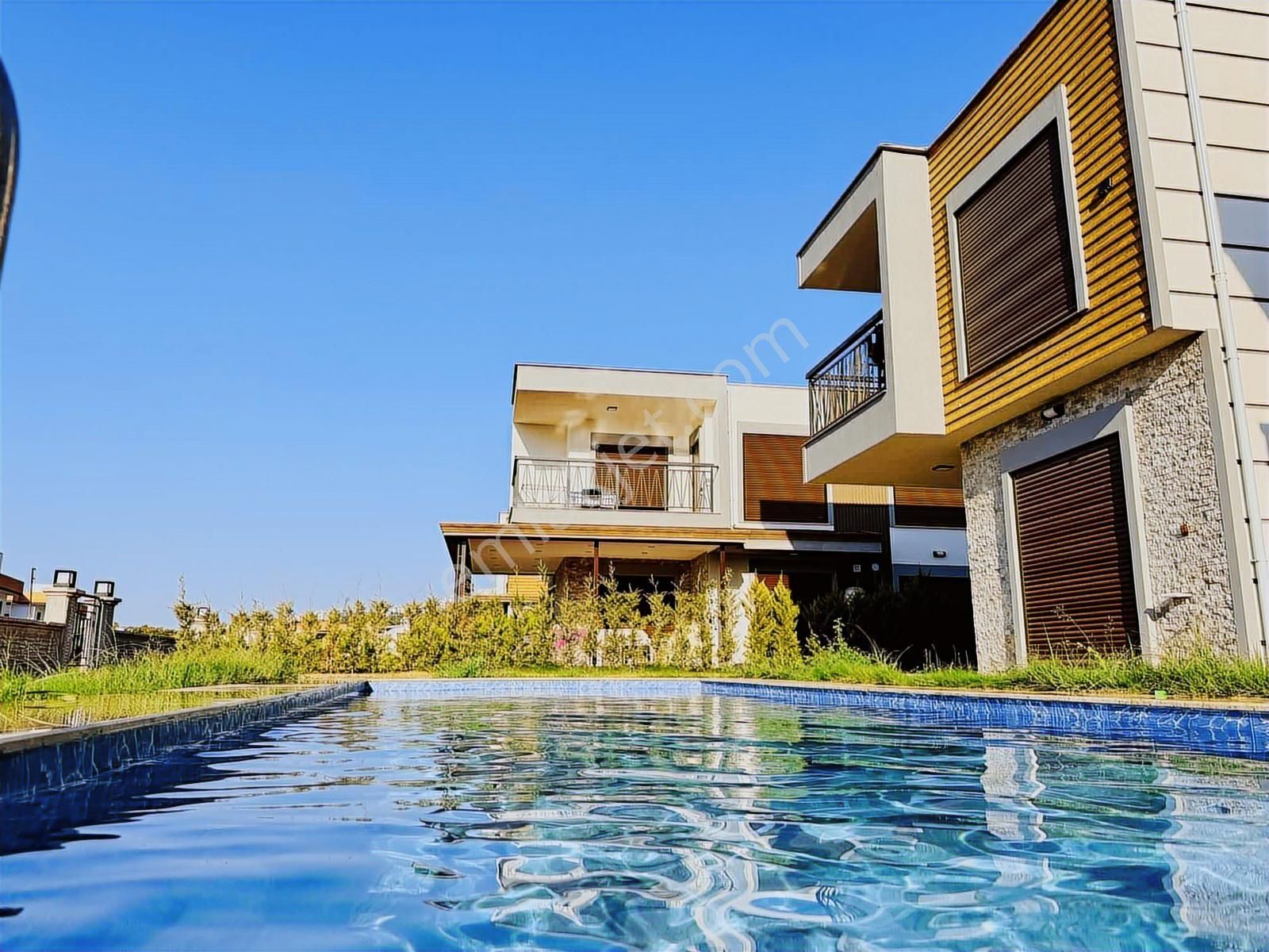 Güzelçamlı'da Tek Müstakil Geniş Bahçeli Satılık 3+1 Villa - Görsel 3