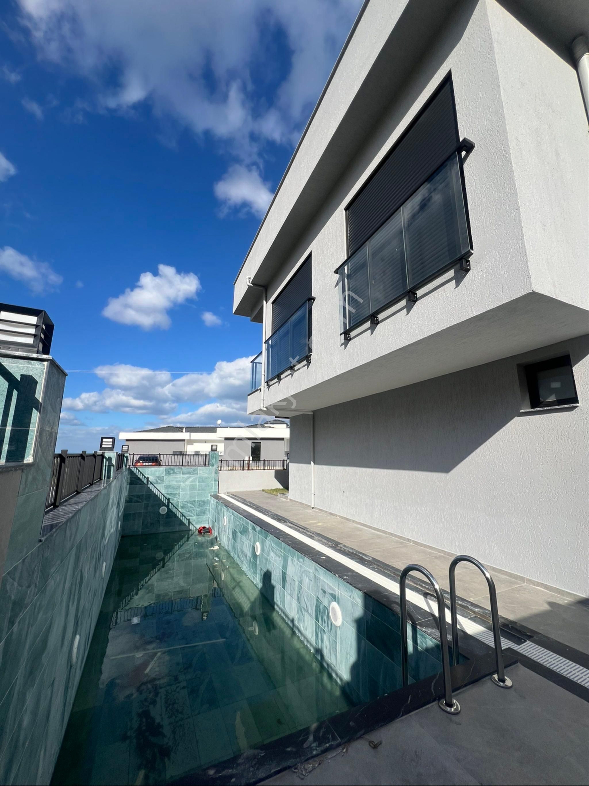 Kuşadası Güzelçamlı’da 3 + 1 Yazlık Satılık