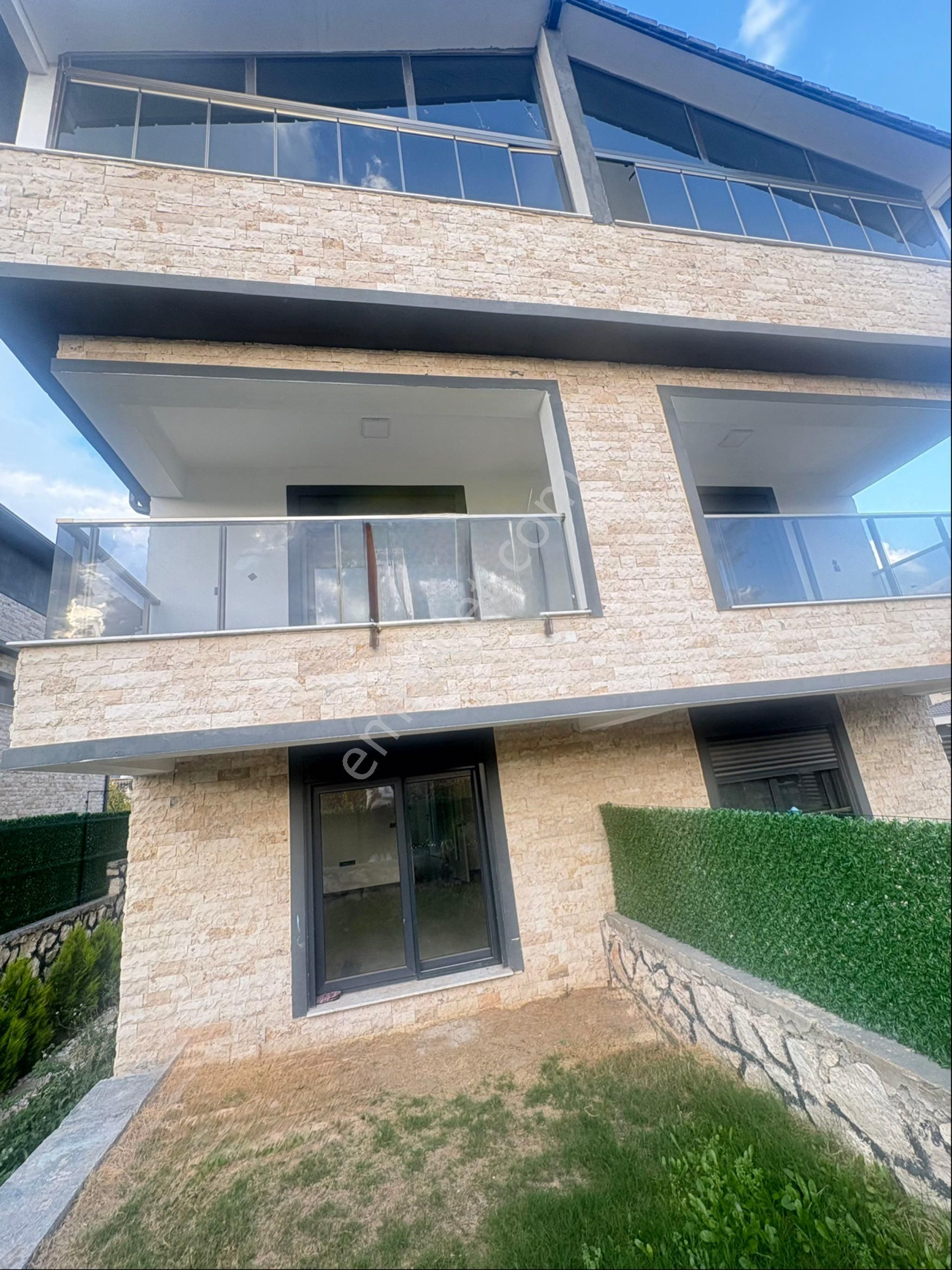 Havuzlu Müstakil Bahçeli Kapalı Mutfak 4+1 Tripleks Villa - Görsel 3