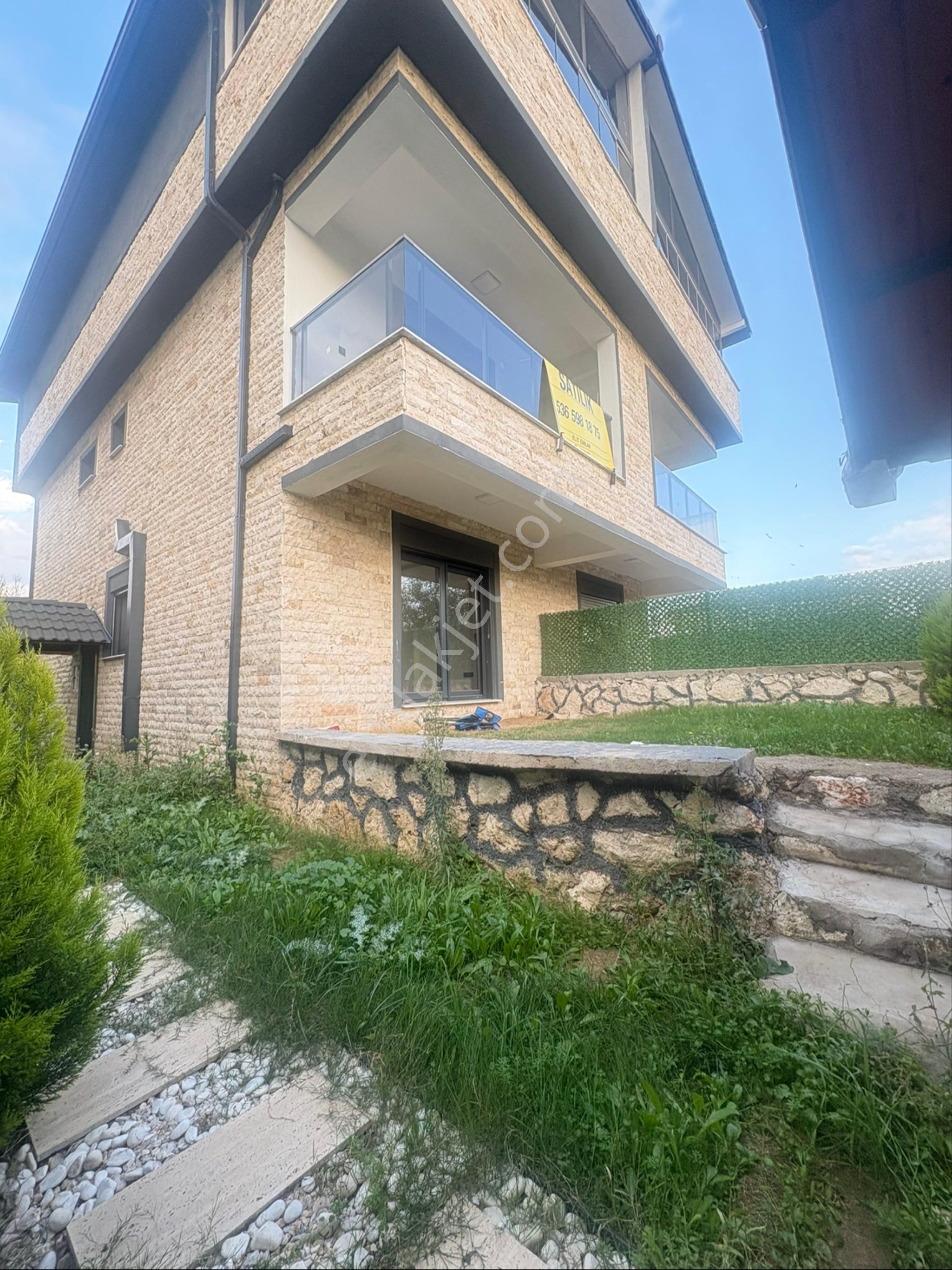 Havuzlu Müstakil Bahçeli Kapalı Mutfak 4+1 Tripleks Villa