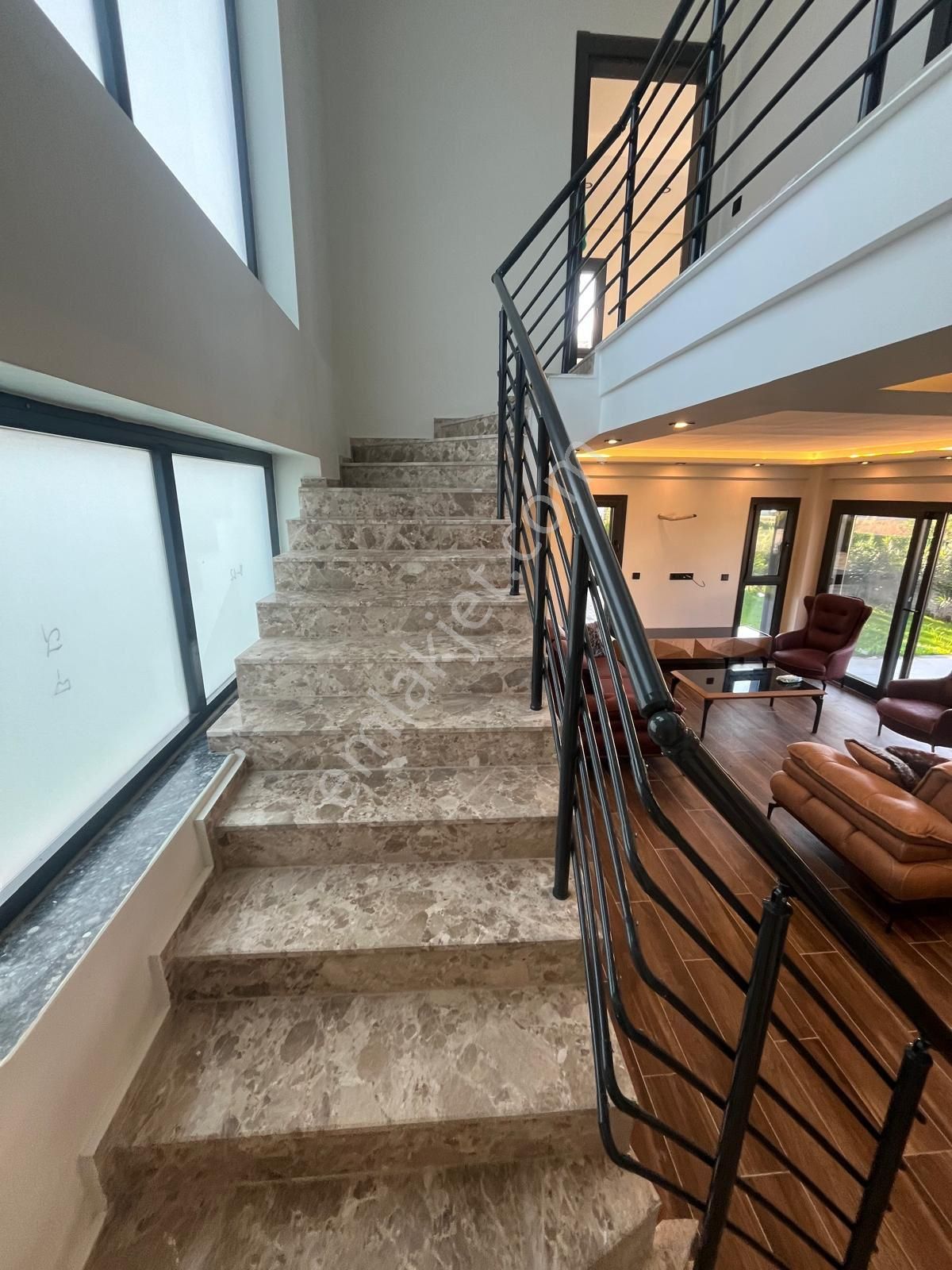 Kuşadası Davutlar’da Kelepir Eşyalı Müstakil Havuzlu Satılık - Görsel 13