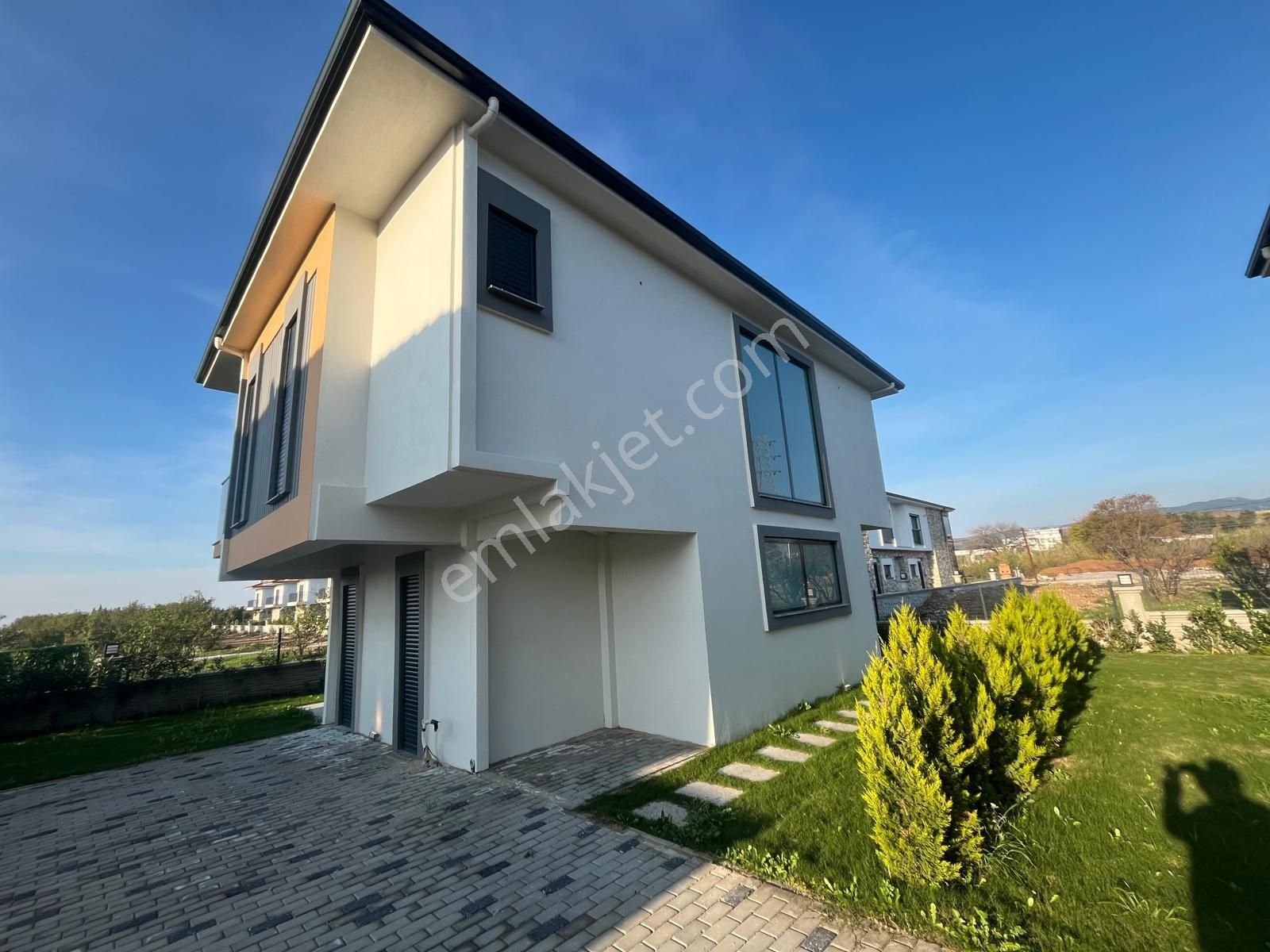 Kuşadası Davutlar’da Kelepir Eşyalı Müstakil Havuzlu Satılık - Görsel 14