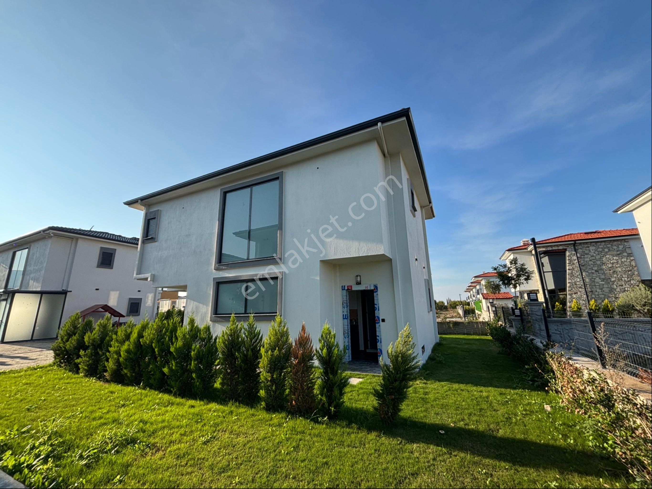 Kuşadası Davutlar’da Kelepir Eşyalı Müstakil Havuzlu Satılık - Görsel 2