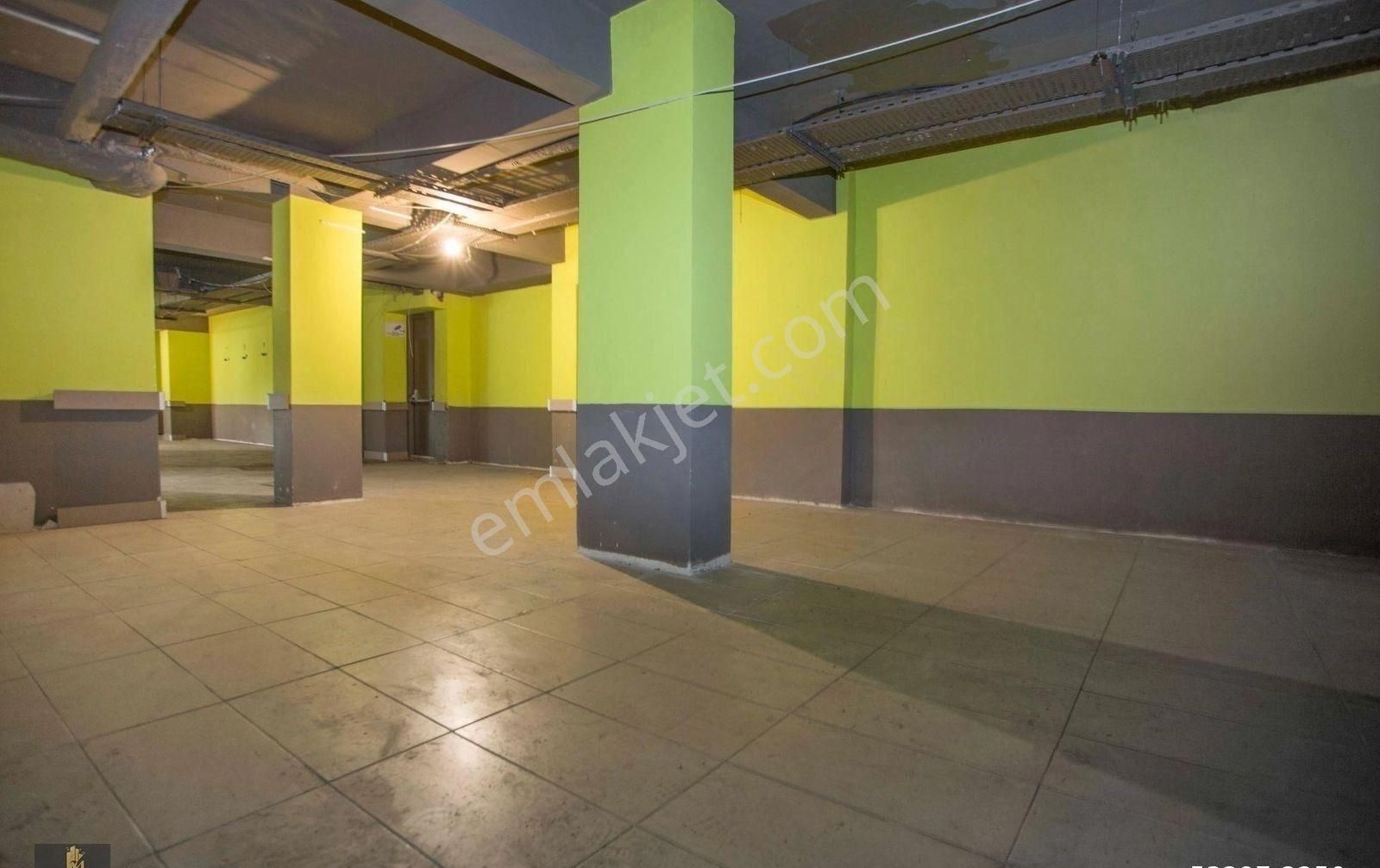 Gayrettepe'de Merkezi Konumda Kiralık Dükkan - Görsel 23