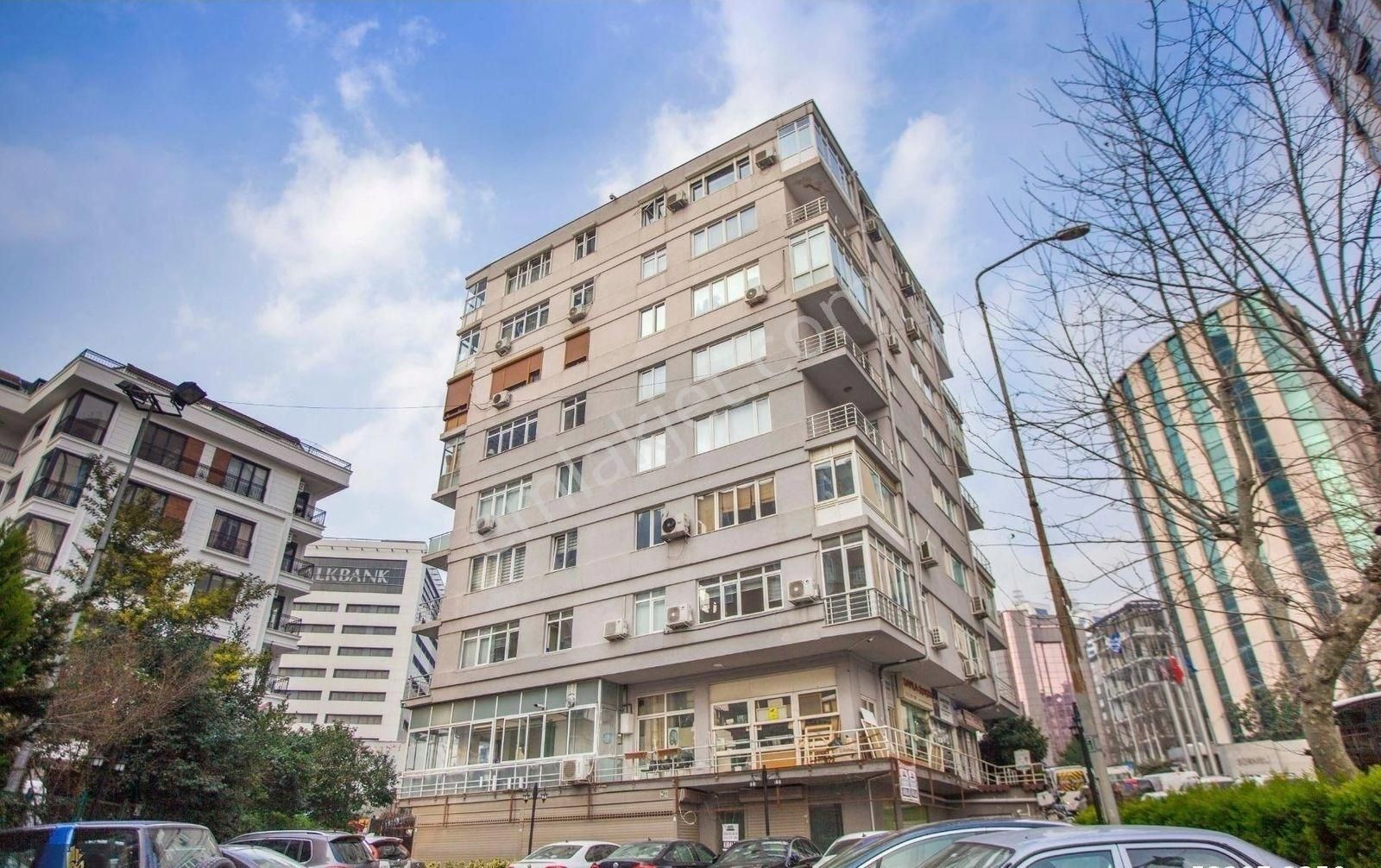 Gayrettepe'de Merkezi Konumda Kiralık Dükkan - Görsel 15