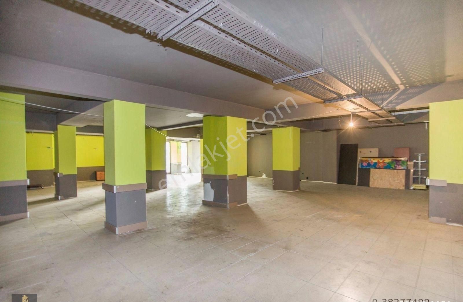 Gayrettepe'de Merkezi Konumda Kiralık Dükkan - Görsel 7