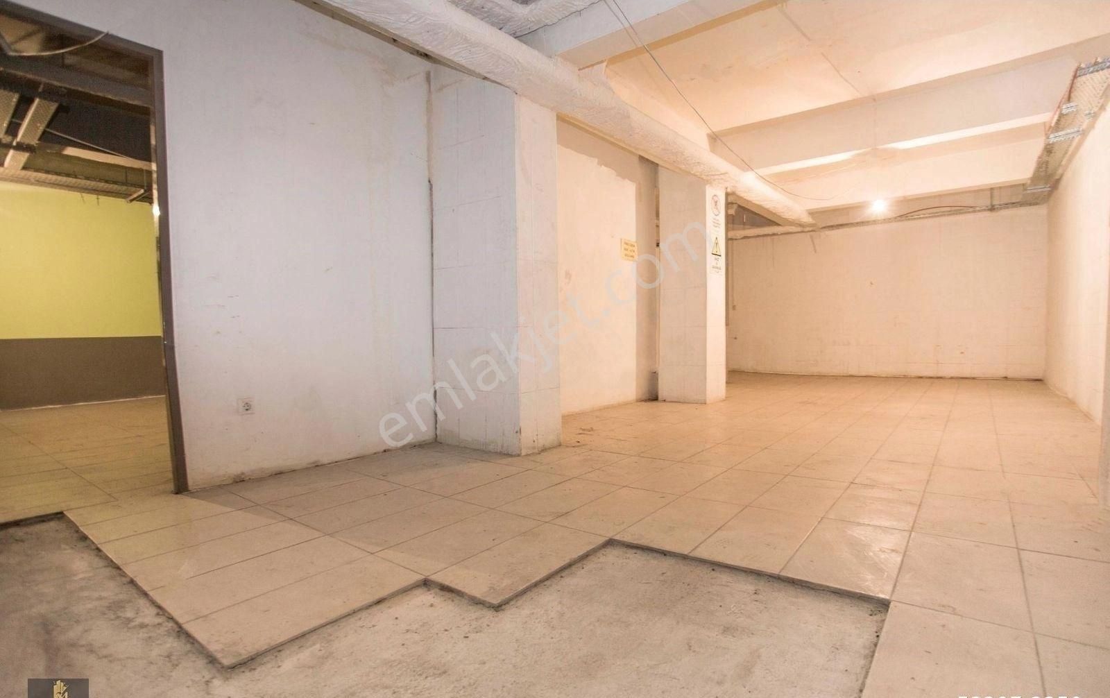 Gayrettepe'de Merkezi Konumda Kiralık Dükkan - Görsel 11