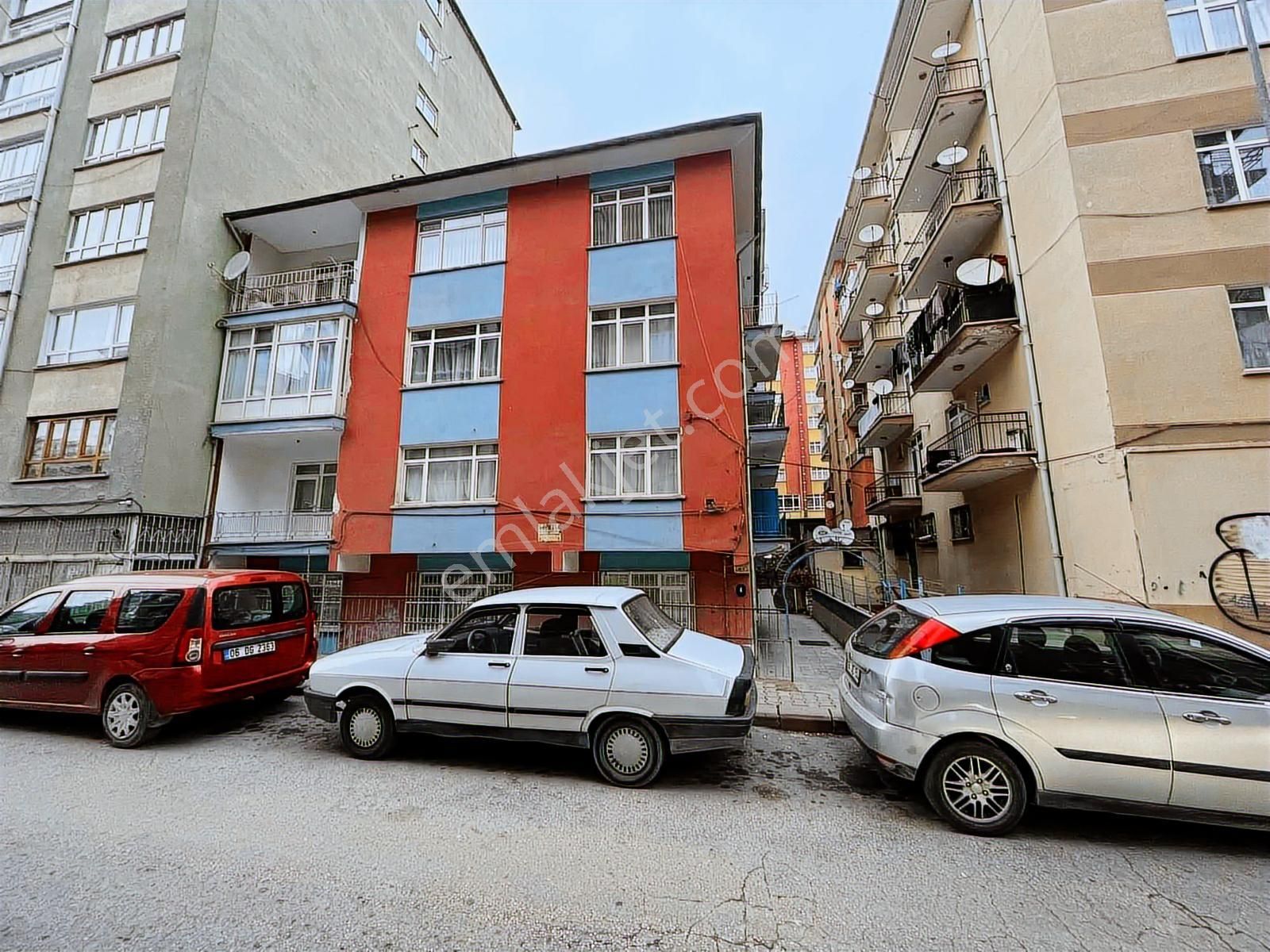 Hastane Metro İstasyonuna Beş Dakika Mesafede Eşyalı 3+1 - Görsel 2