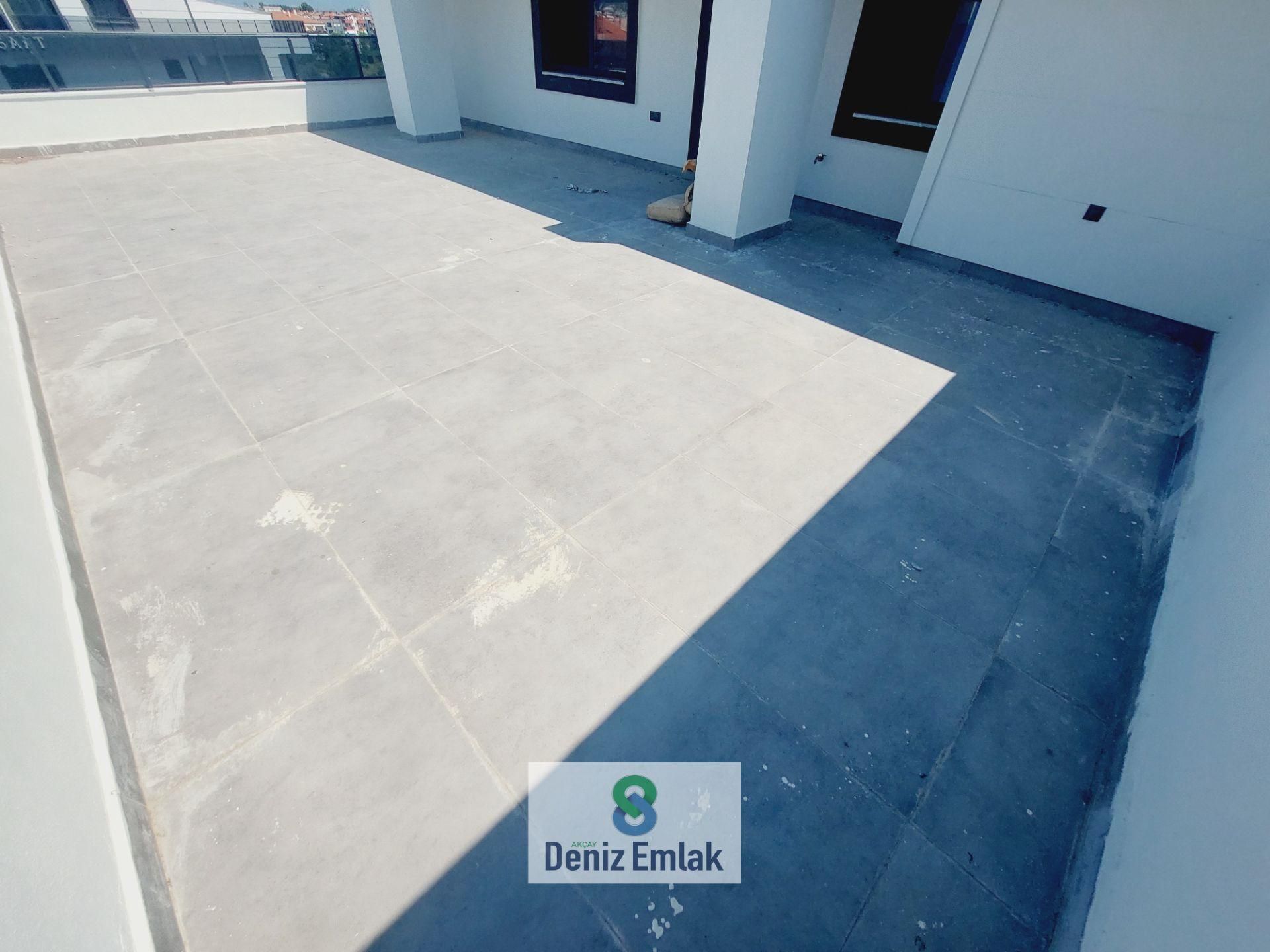 Denizden Akçayda Pazar Pazarında Öncephe Geniş Satılık 3+1 Dubleks Daire.