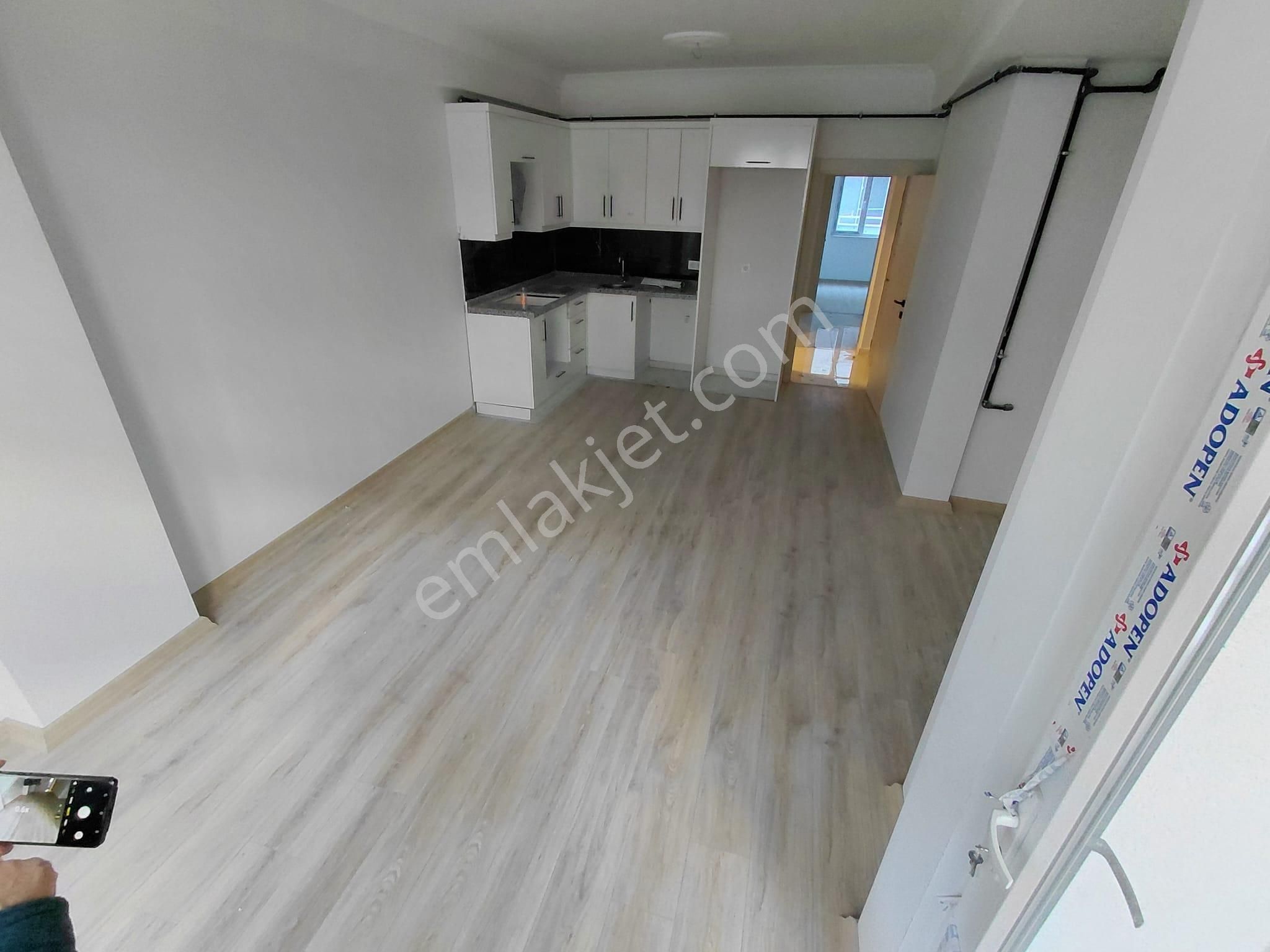 Merkezi Konumda Cadde Üzeri Karanlık Odasız 80m² 2+1 Daire