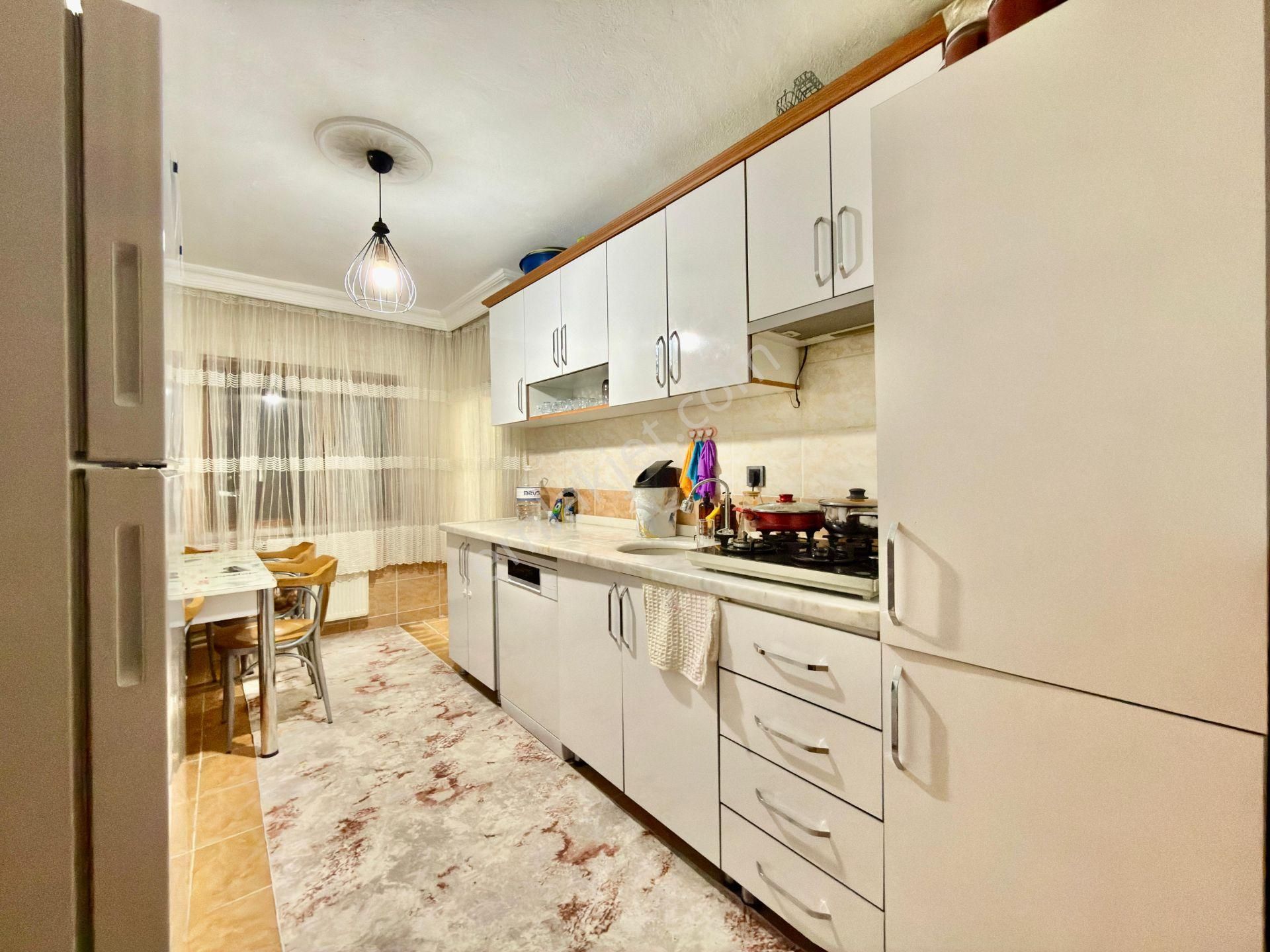 Kalecik Emlak'tan Y.emre Mahallesinde Ara Kat'da Çift Balkonlu 2+1