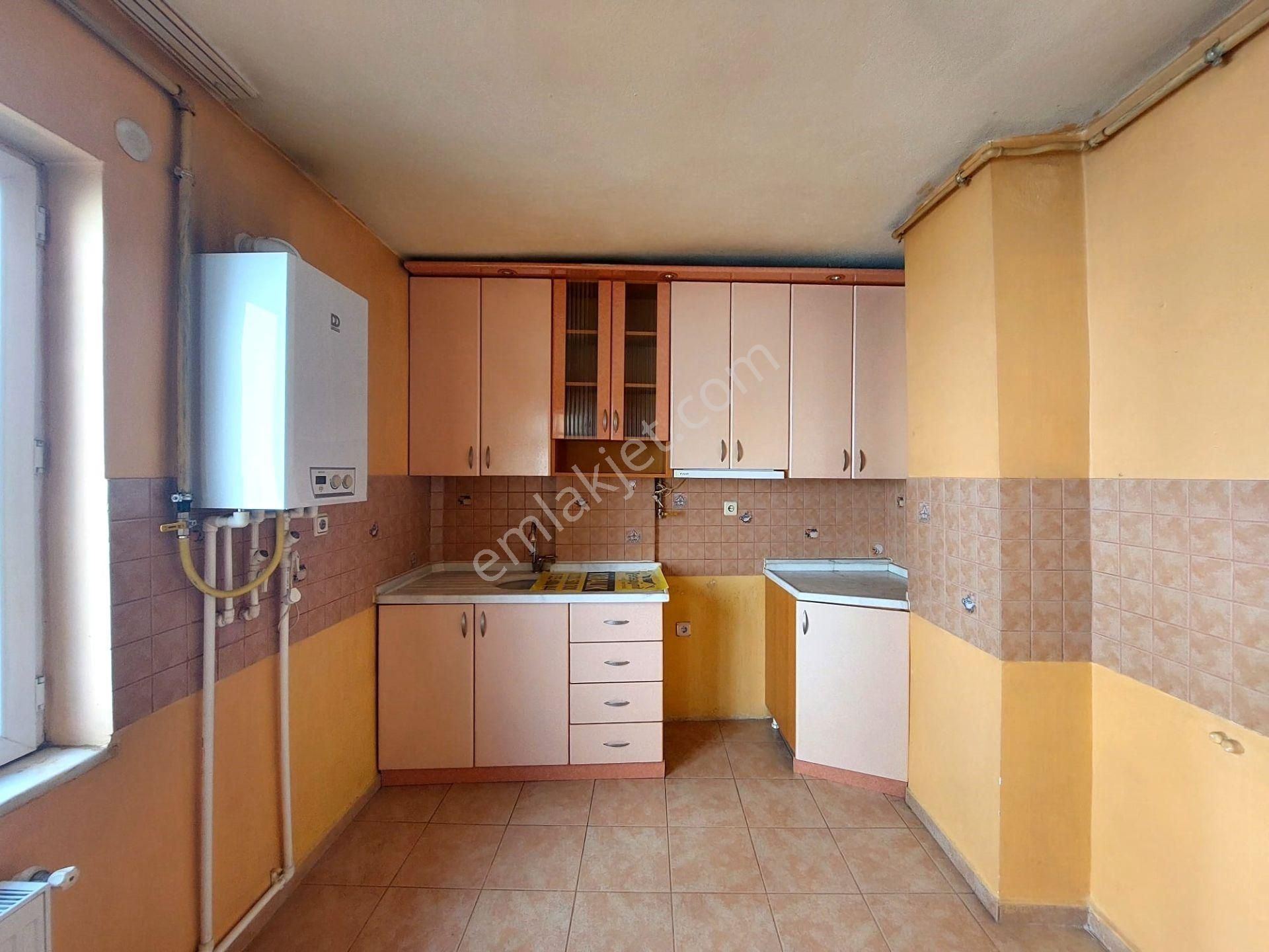 Recep Ümit Emlak'tan Hacı Seyit Mahallesi Gazi Yakup Satar Caddesi Yakını Kiralık 2+1 Daire