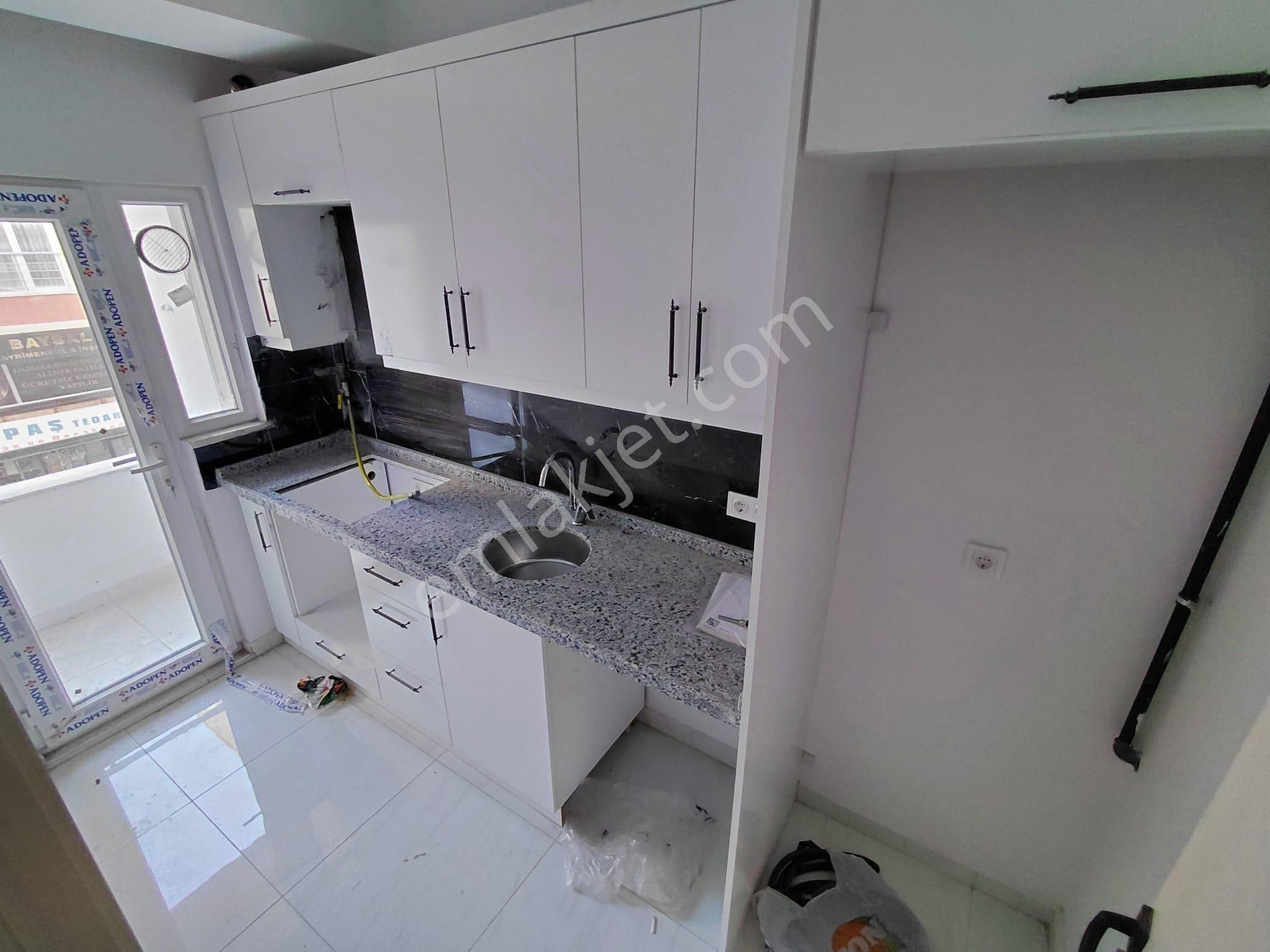 Cadde Üzeri Ayrı Mutfaklıbalkonlu Karanlık Odasız 80m² 2+1 Daire - Görsel 4