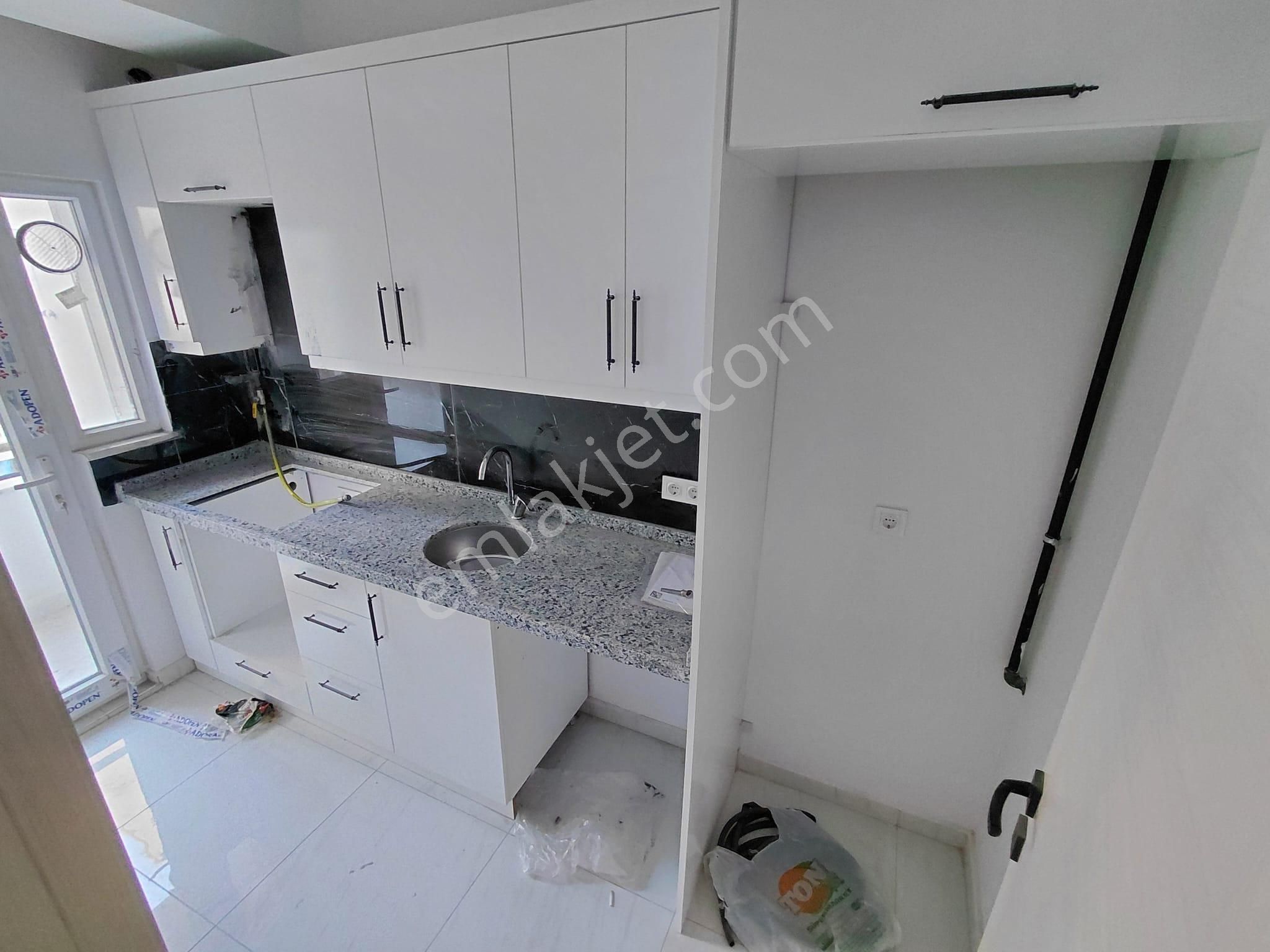 Cadde Üzeri Ayrı Mutfaklıbalkonlu Karanlık Odasız 80m² 2+1 Daire