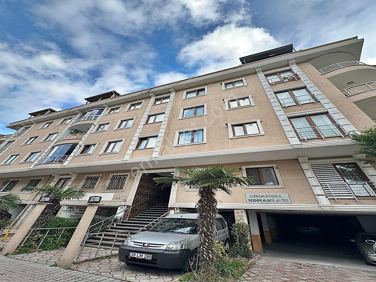 Cadde34'den Avcılar Cihangir Konaklarında Site İçerisinde Açık Otoparklı 2+1 Satılık Arakat Daire