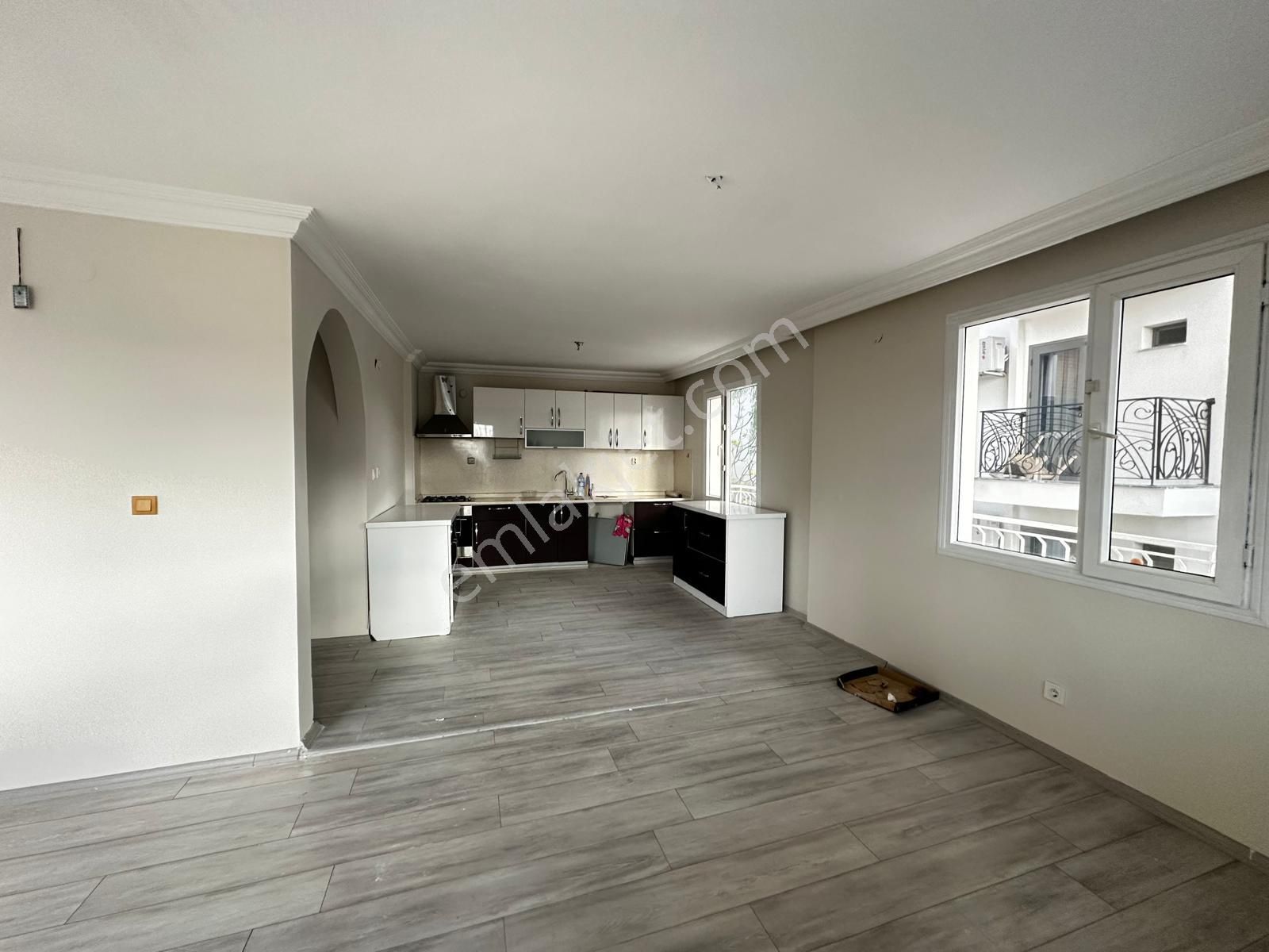 Kuşadası Marinada Sahile 200 Mt Ara Kat Asansörlü 3+1 - Görsel 3