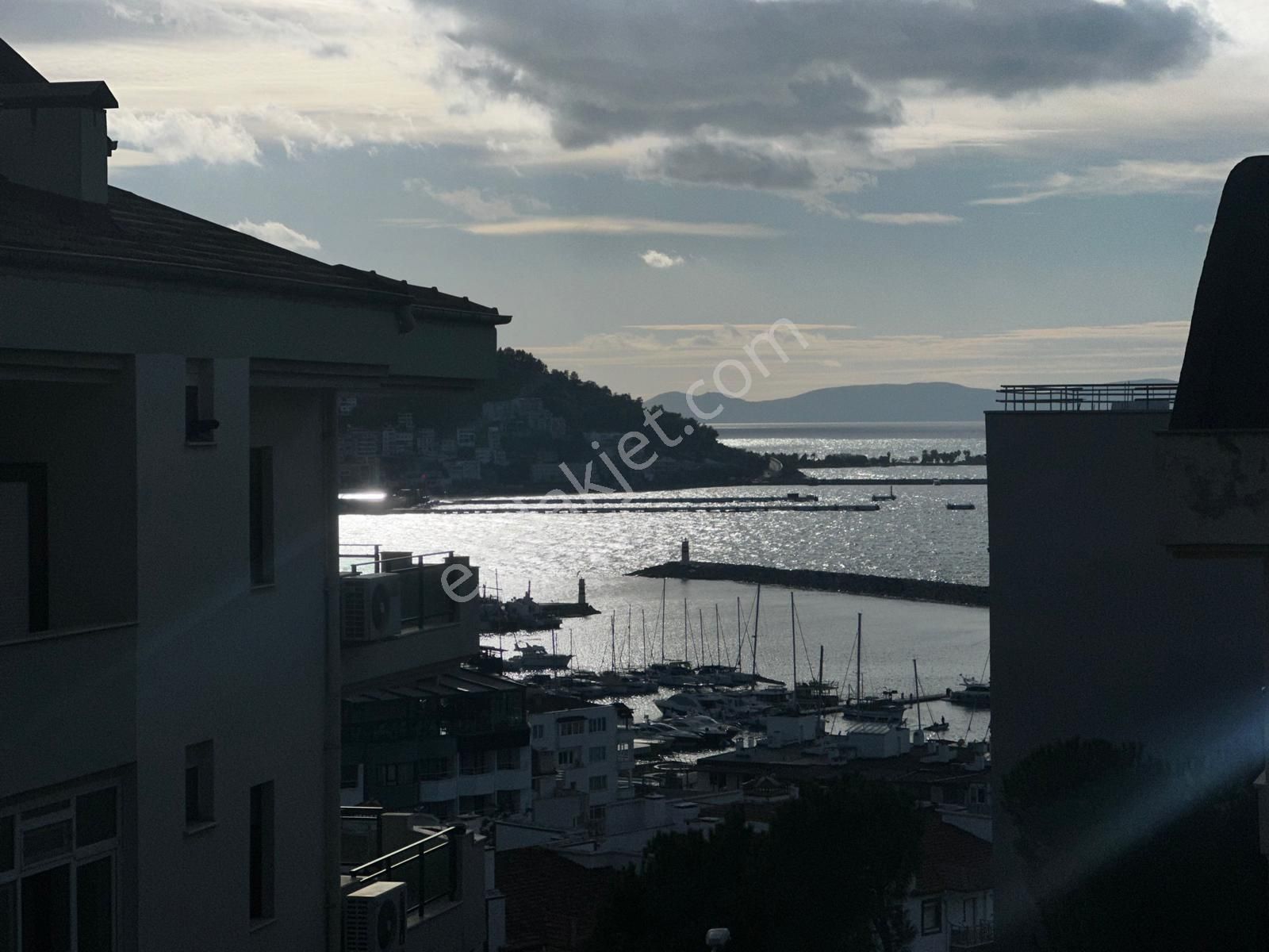 Kuşadası Marinada Sahile 200 Mt Ara Kat Asansörlü 3+1 - Görsel 16