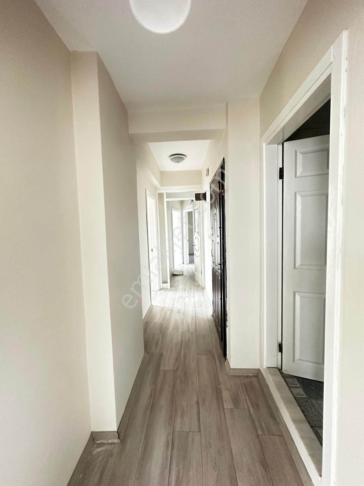 Kuşadası Marinada Sahile 200 Mt Ara Kat Asansörlü 3+1 - Görsel 9