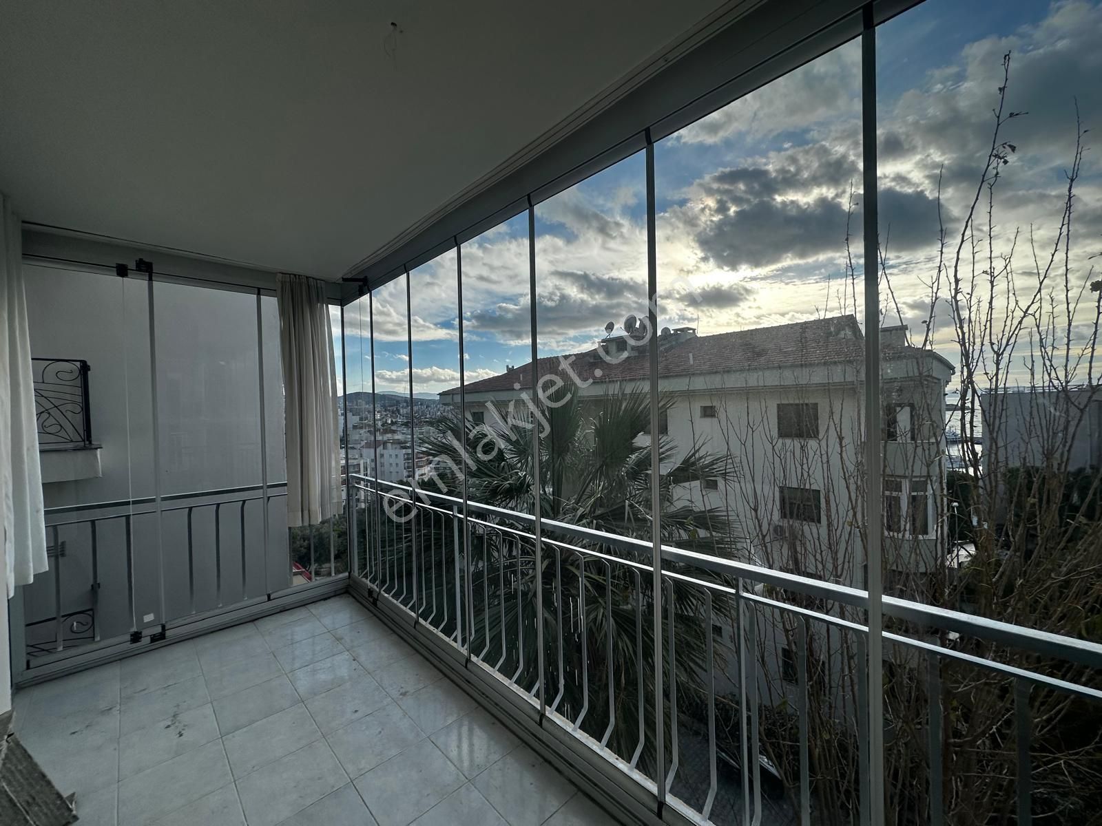 Kuşadası Marinada Sahile 200 Mt Ara Kat Asansörlü 3+1 - Görsel 2