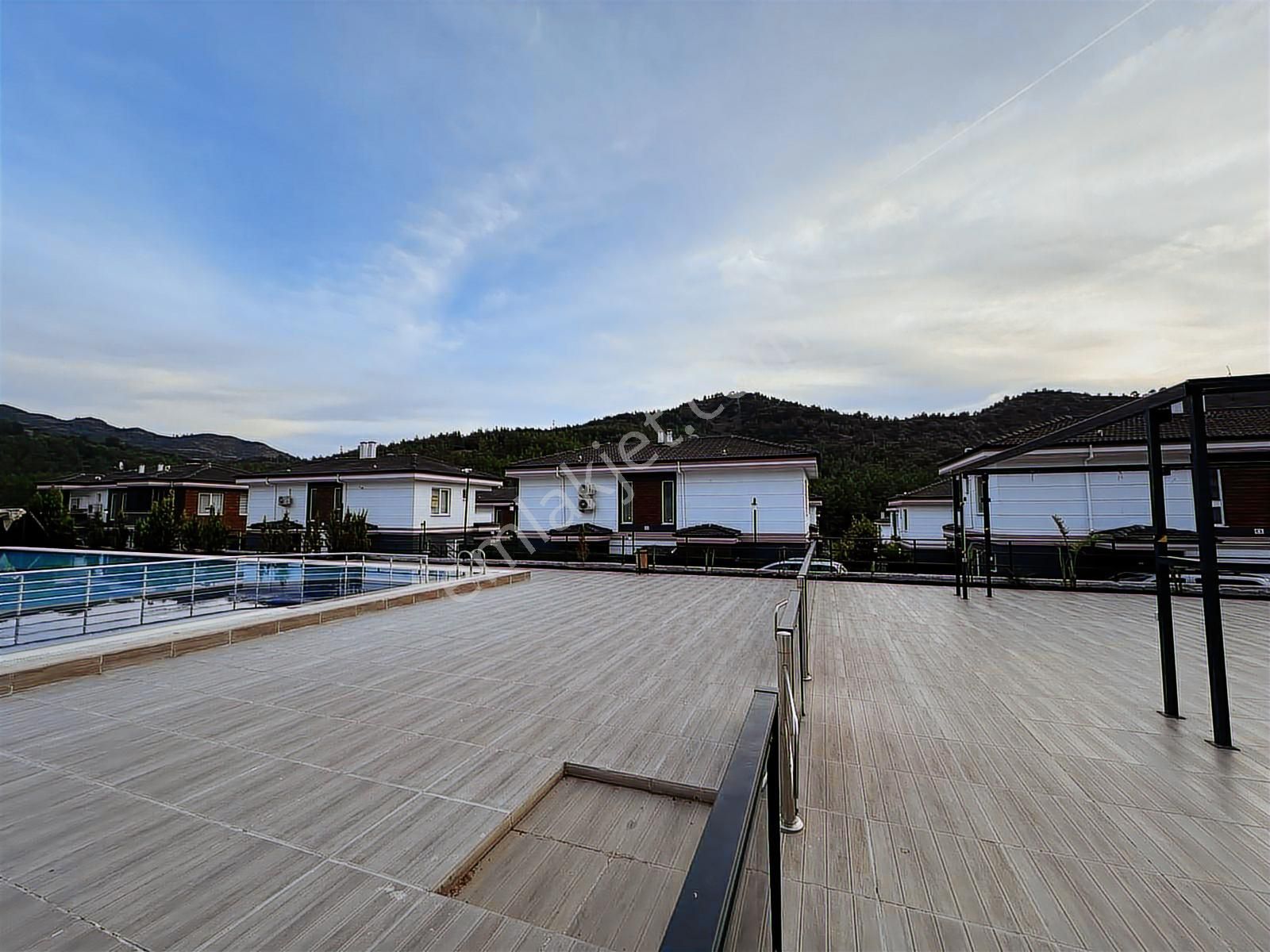 Havuzlu Sitede Özel Bahçeli Doğa Manzaralı 1+1 Daire - Görsel 11