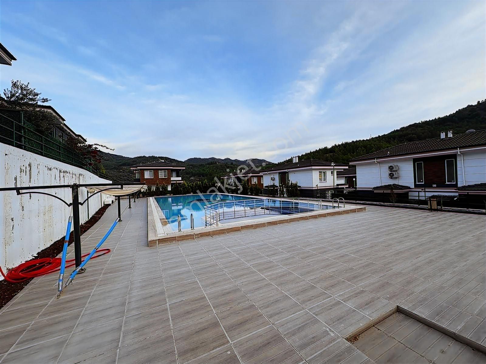 Havuzlu Sitede Özel Bahçeli Doğa Manzaralı 1+1 Daire