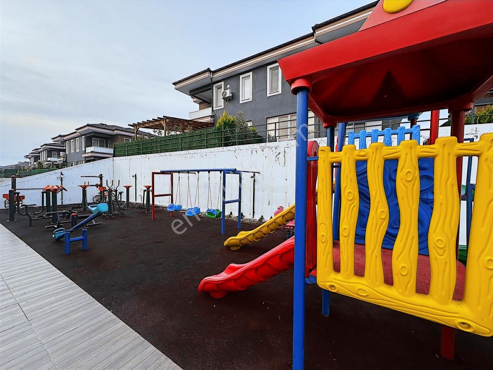 Havuzlu Sitede Özel Bahçeli Doğa Manzaralı 1+1 Daire - Görsel 2