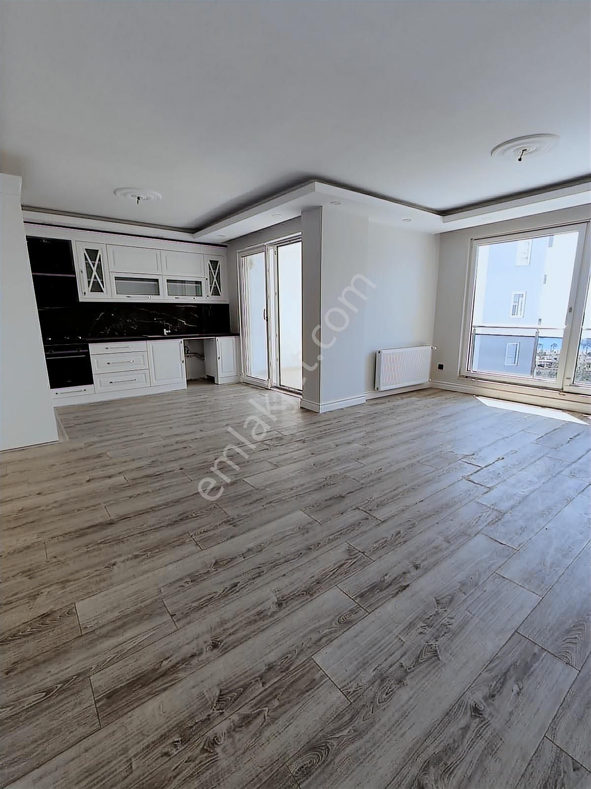 Konyaaltı Sahilde Denize Sıfır , Deniz Manzaralı 1+1 Satılık - Görsel 4