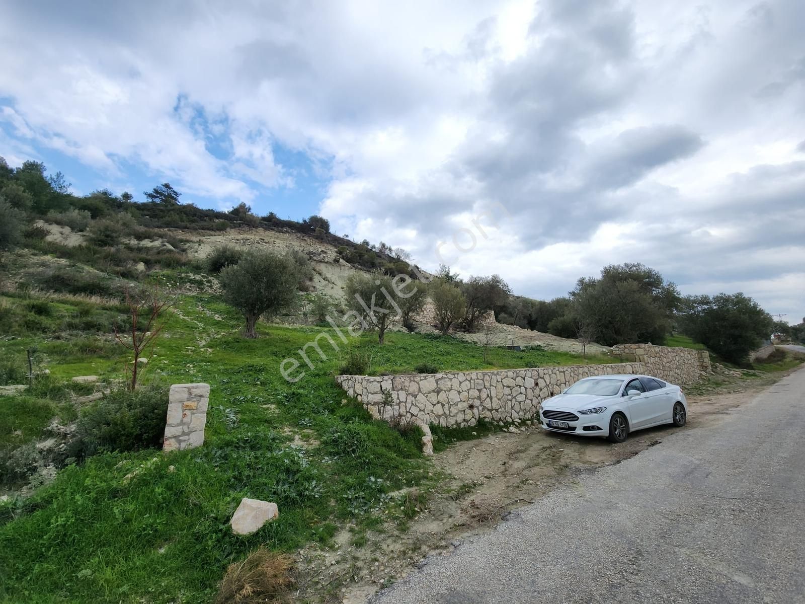 Karaburun Kösedere'de Asfalt Yola Cepheli Deniz Manzaralı Tarla - Görsel 6