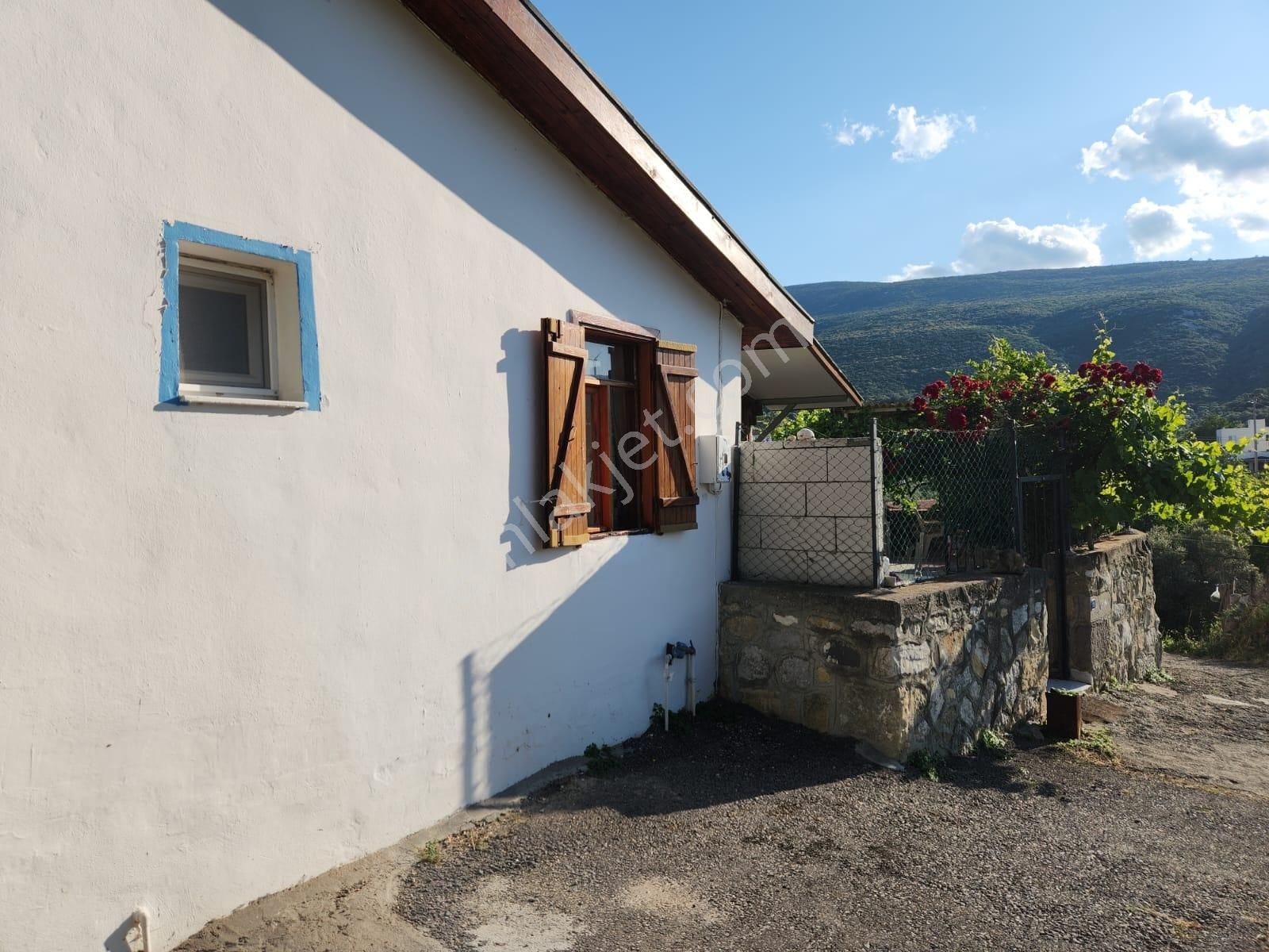 Karaburun Mordoğan'da Temiz Ve Bakımlı Satılık 2+1 Köy Evi