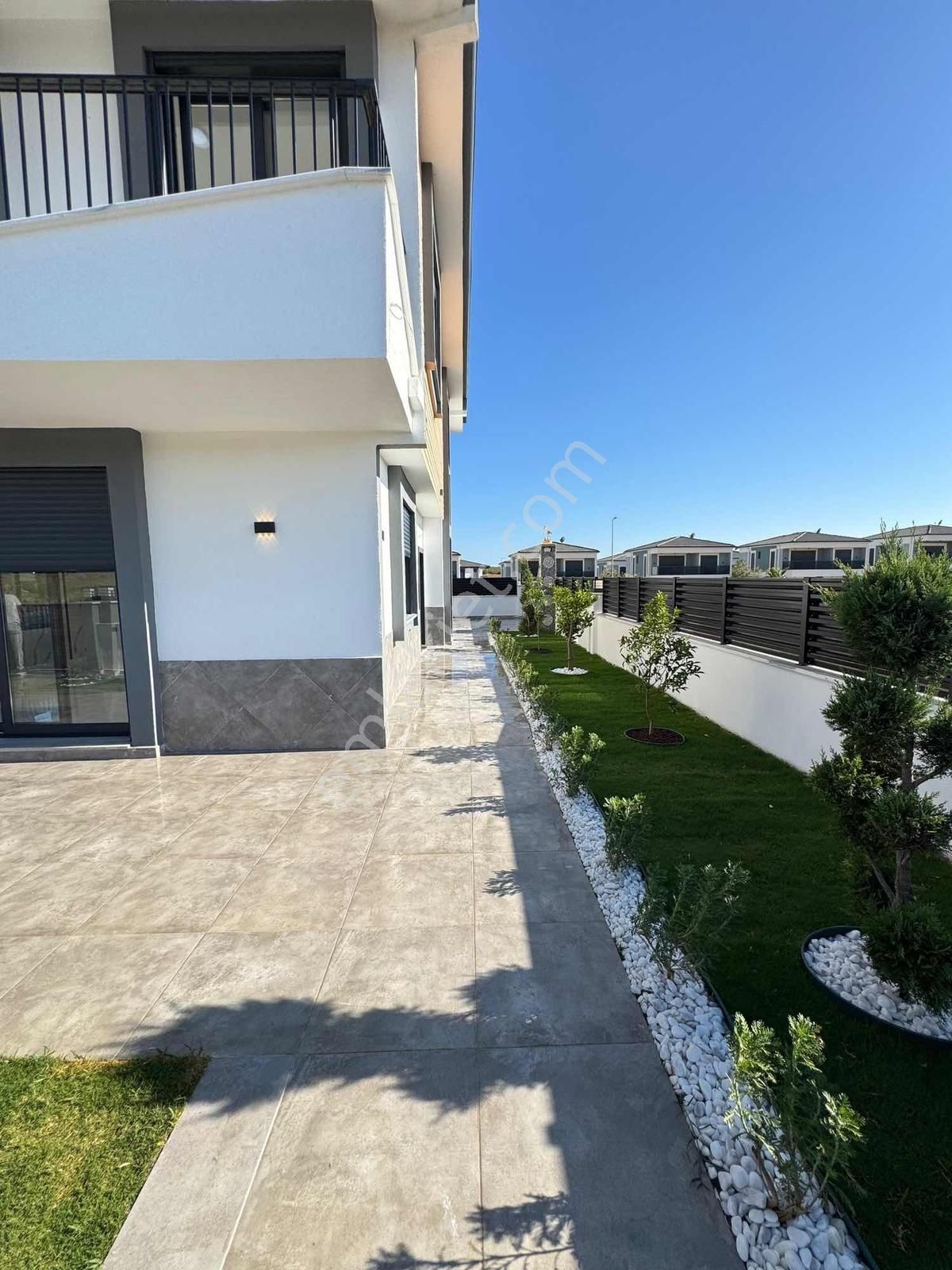 Efeler'de Tam Müstakil Lüks Yapılı 3+1 Ayrı Mutfak Villa - Görsel 21