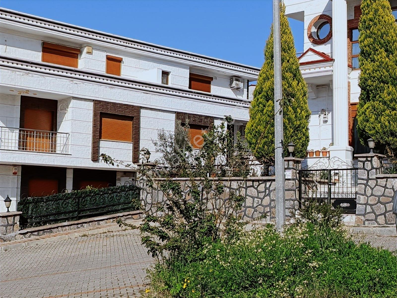 Ergenekon Mahallesinde Merkezi Konumda Satılık Tripleks - Görsel 4