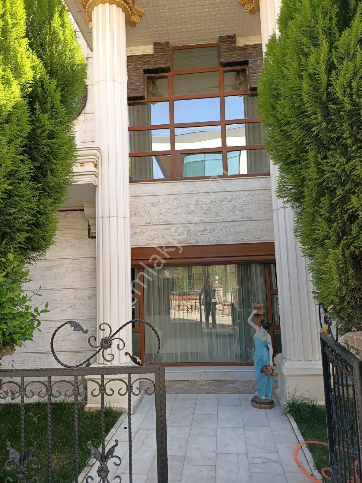 Ergenekon Mahallesinde Merkezi Konumda Satılık Tripleks - Görsel 17