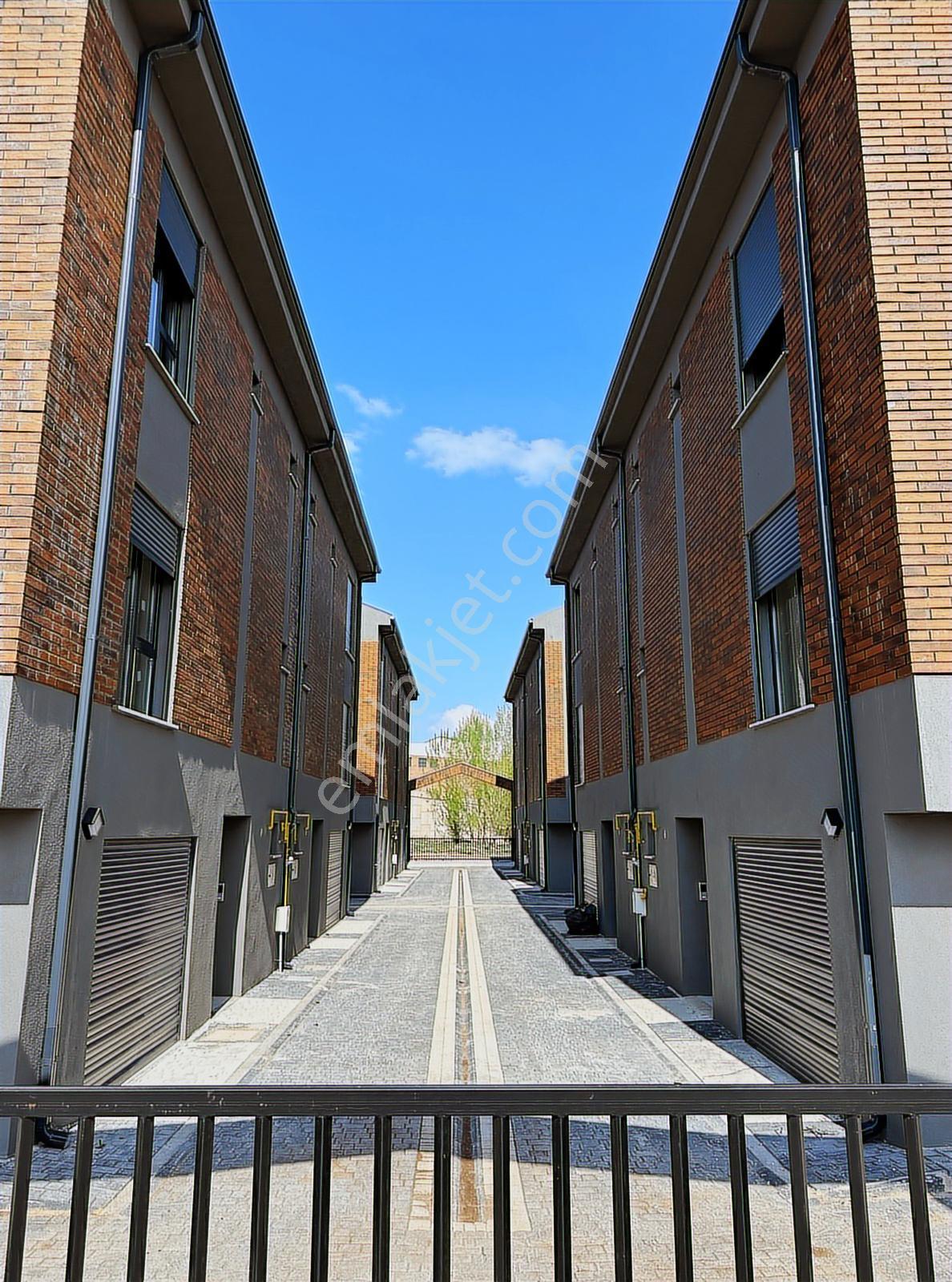 Bess'den Sazova Mahallesinde Site İçerisinde Satılık 4+1 Villa - Görsel 7