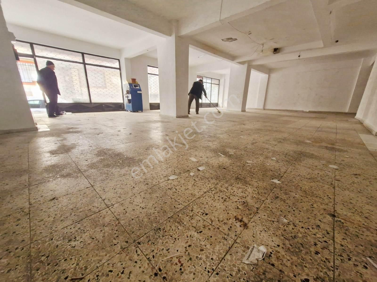 Fatih Emlaktan Çakmak Durağı Yakını 180 Metrekare Dükkan