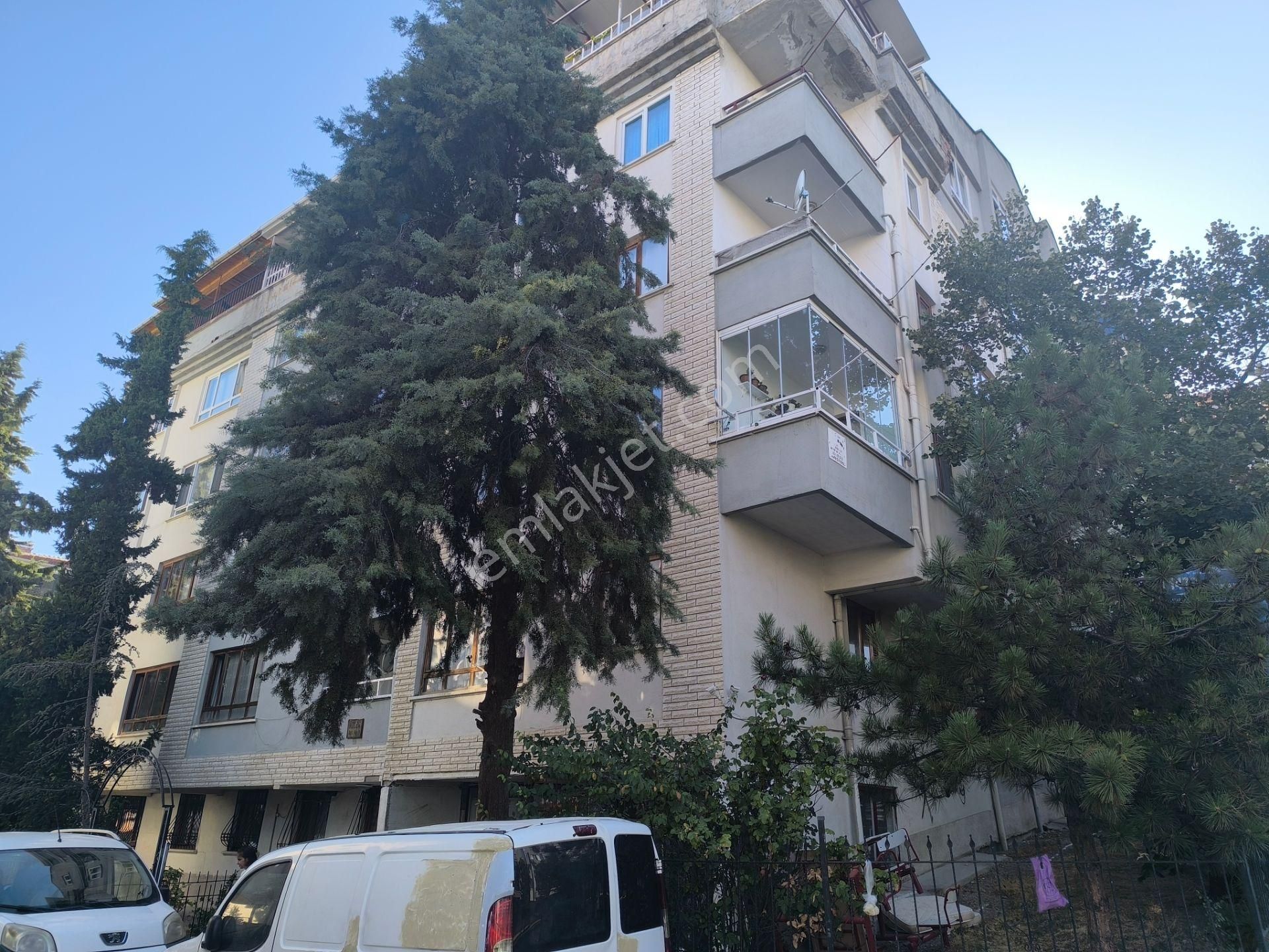 Atakent'de Kat Konumunda 3+1 100m2 Kombili Yüksek Giriş