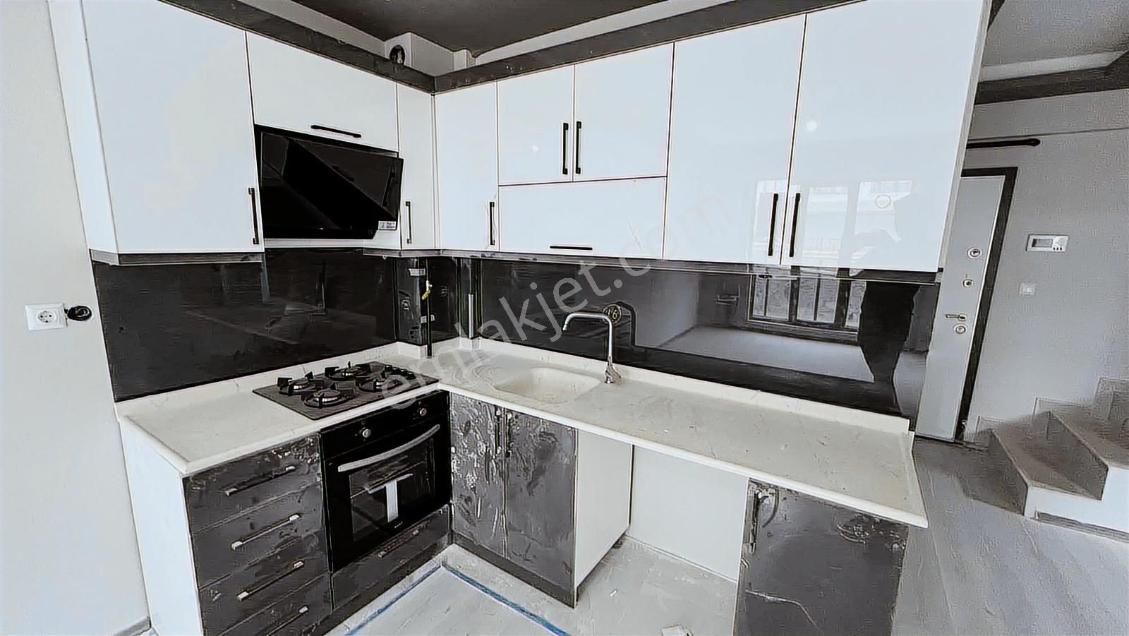 Alaçatı'dan /yerden Isıtma/bulvar Yakını/ Lüks 3+1 - Görsel 17