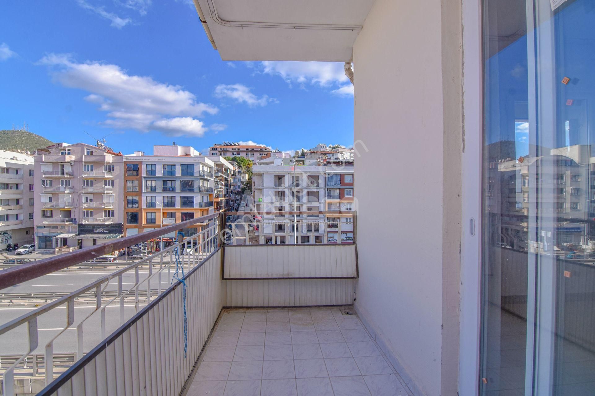 Kuşadası Cumhuriyet Mahallesinde Yenilenmiş 2+1 Daire - Görsel 16