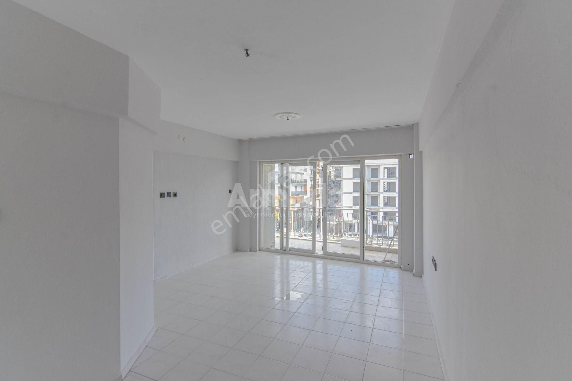 Kuşadası Cumhuriyet Mahallesinde Yenilenmiş 2+1 Daire - Görsel 4