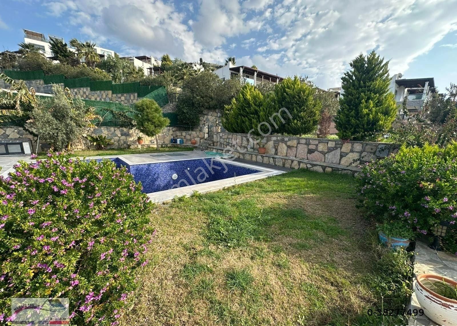 Gültan Sitesinde Havuzlu Açık Otoparklı Villa - Görsel 8