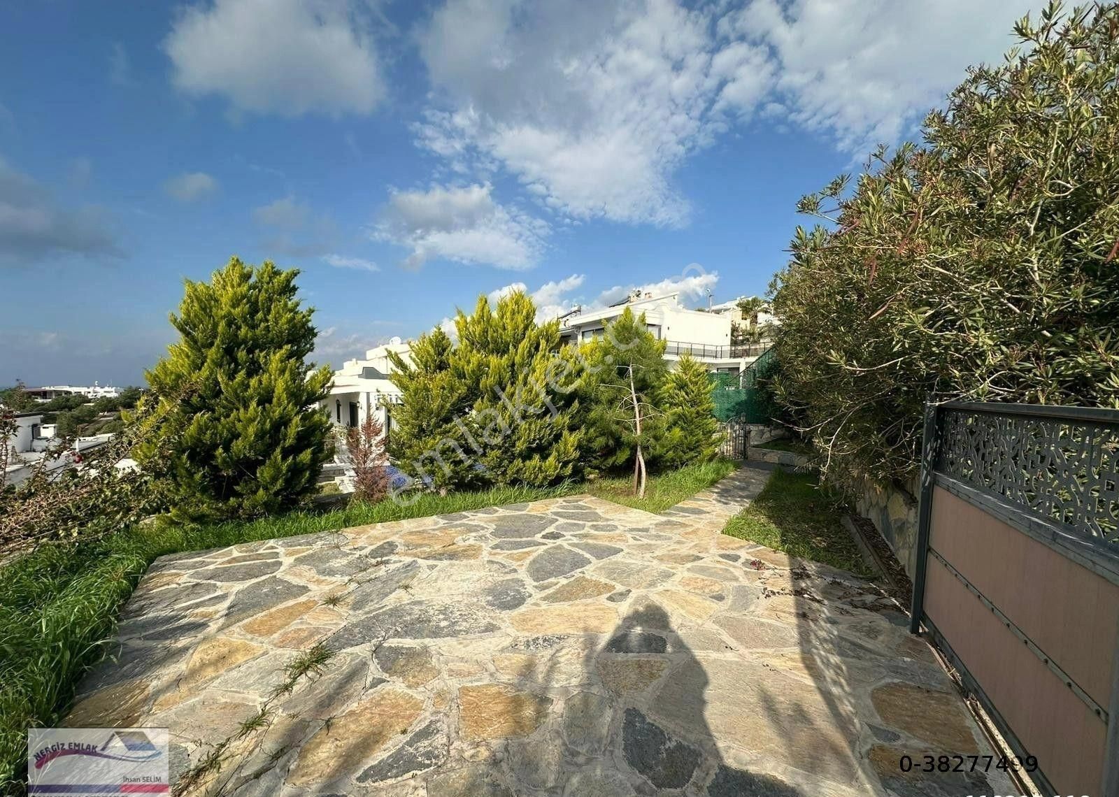 Gültan Sitesinde Havuzlu Açık Otoparklı Villa - Görsel 10