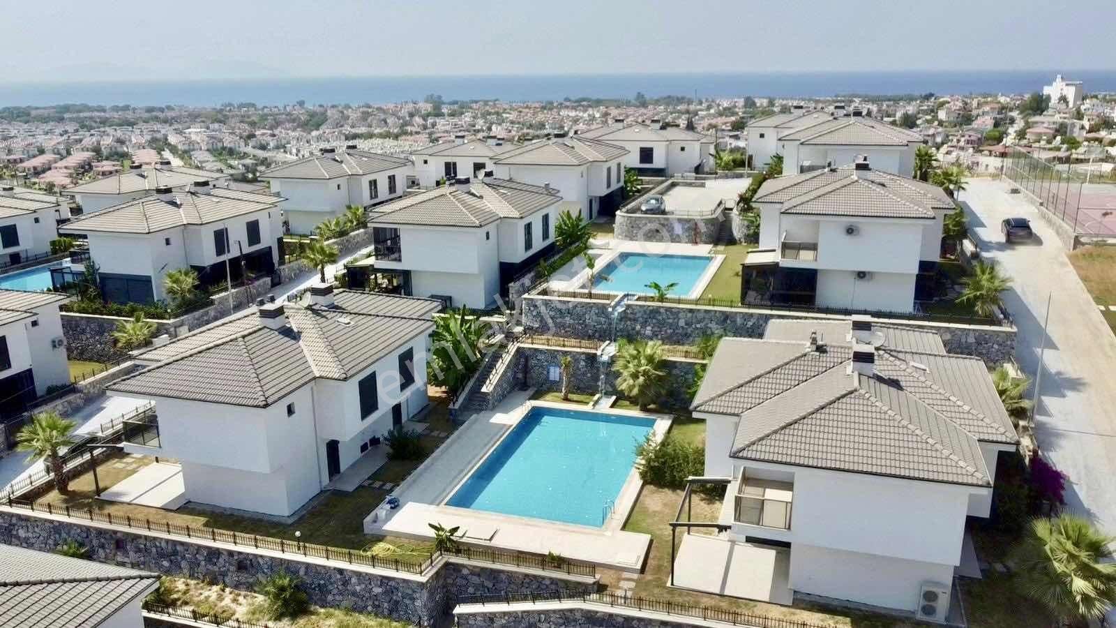 Kuşadası'nda Havuzlu Güvenlikli Sitede Satılık 3+1 Villa - Görsel 8