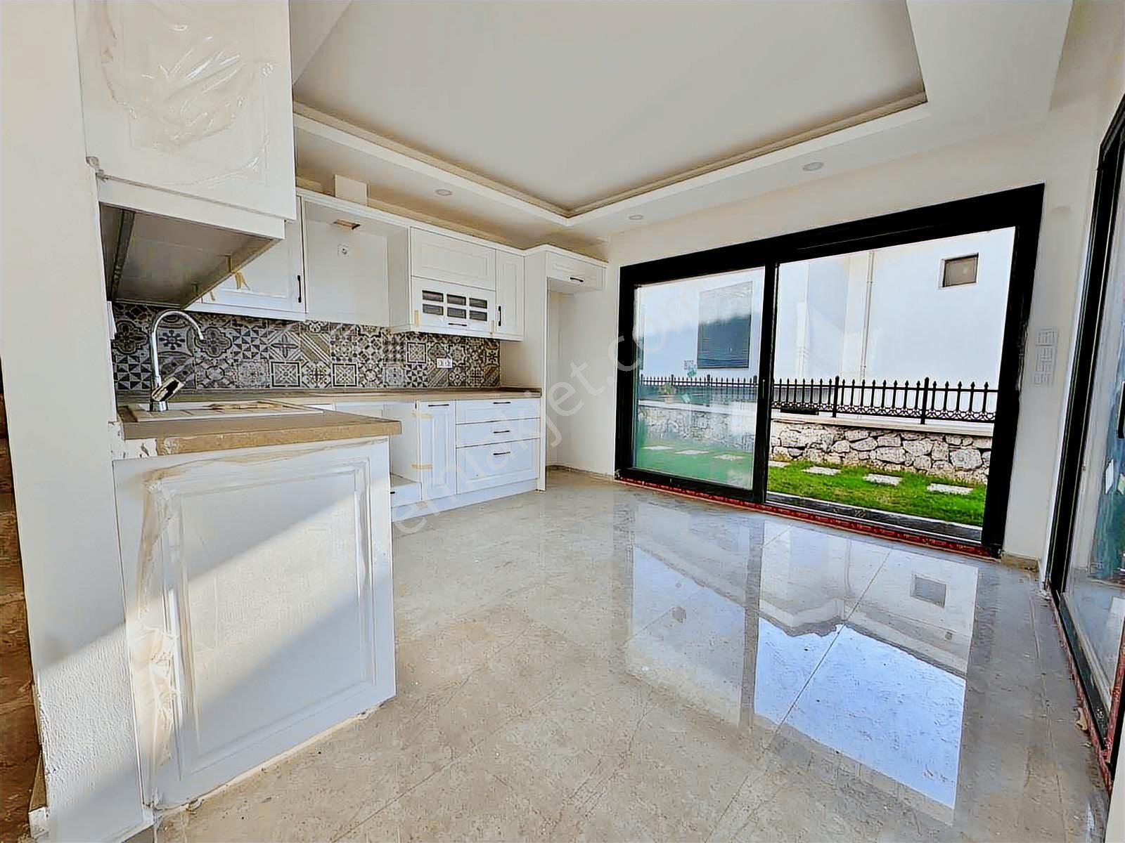 Kuşadası'nda Havuzlu Güvenlikli Sitede Satılık 3+1 Villa - Görsel 16