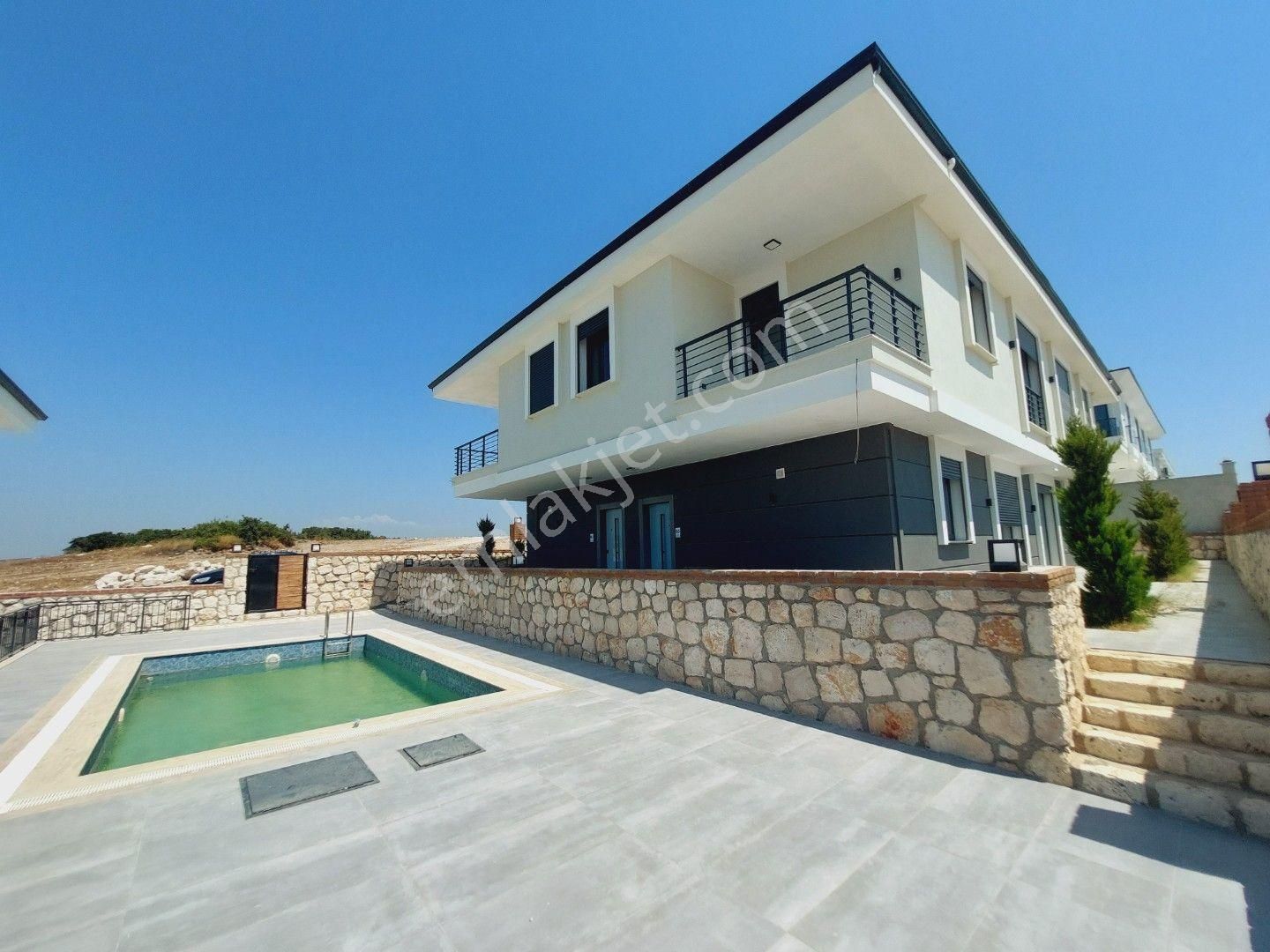 Didim Hisar Mahallesinde Satılık Havuzlu Bitişik Nizam 3+1 Dubleks