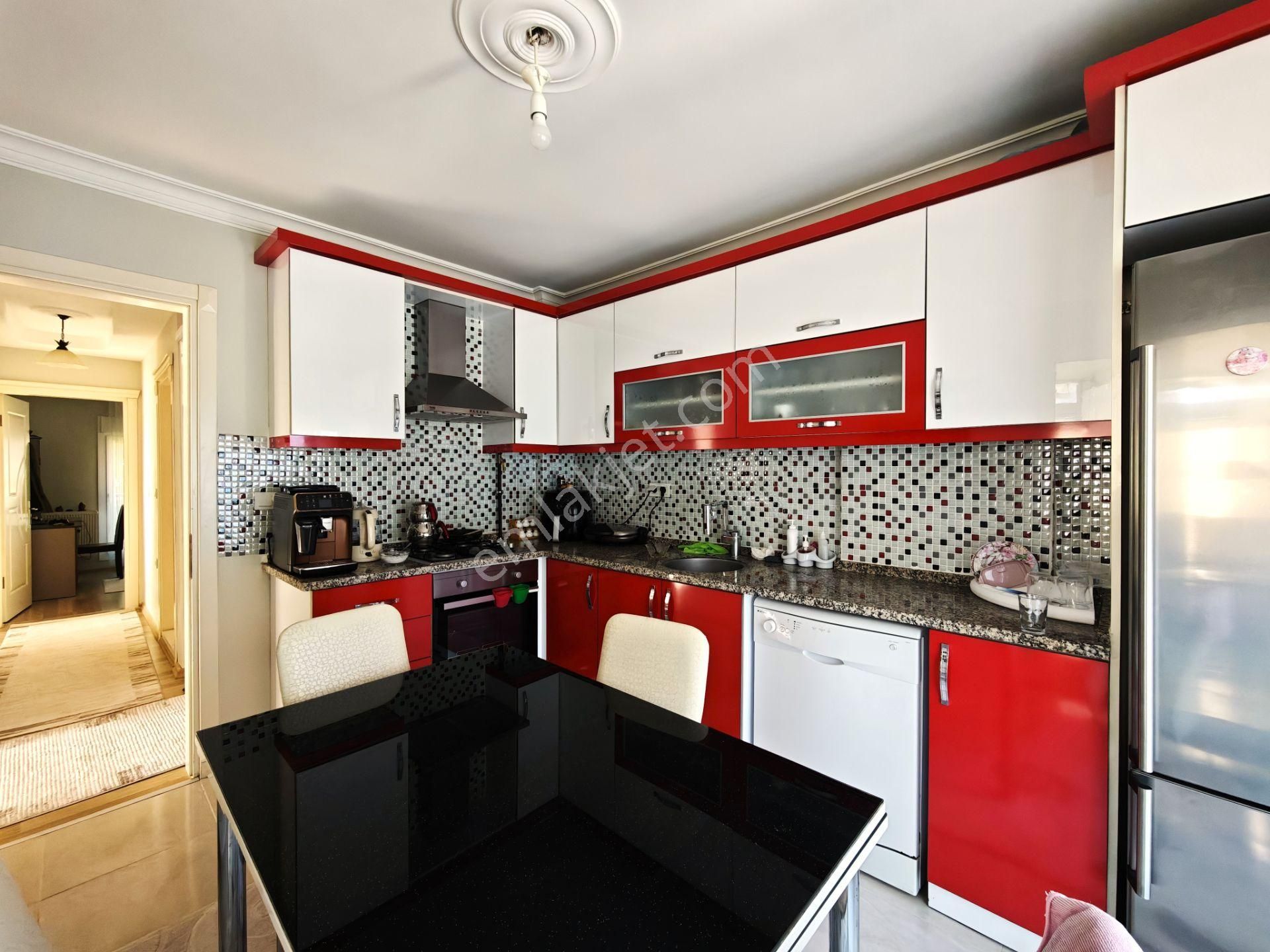 Kuşadası 'nda Bakımlı Ferah Geniş 2+1 Satılık Daire - Görsel 9