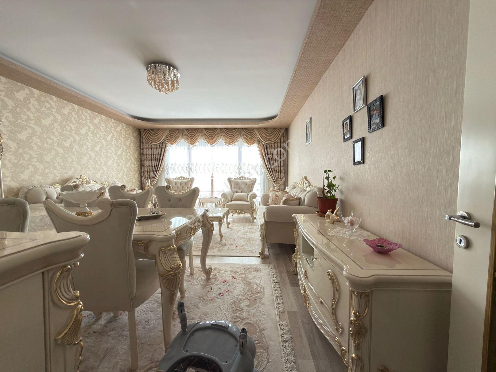 Pursaklar Mehmet Zengin Emlak'tan Otoparklı Teras Balkonlu Çift Banyolu 4.kat 4+1 Lüks Sitede Daire