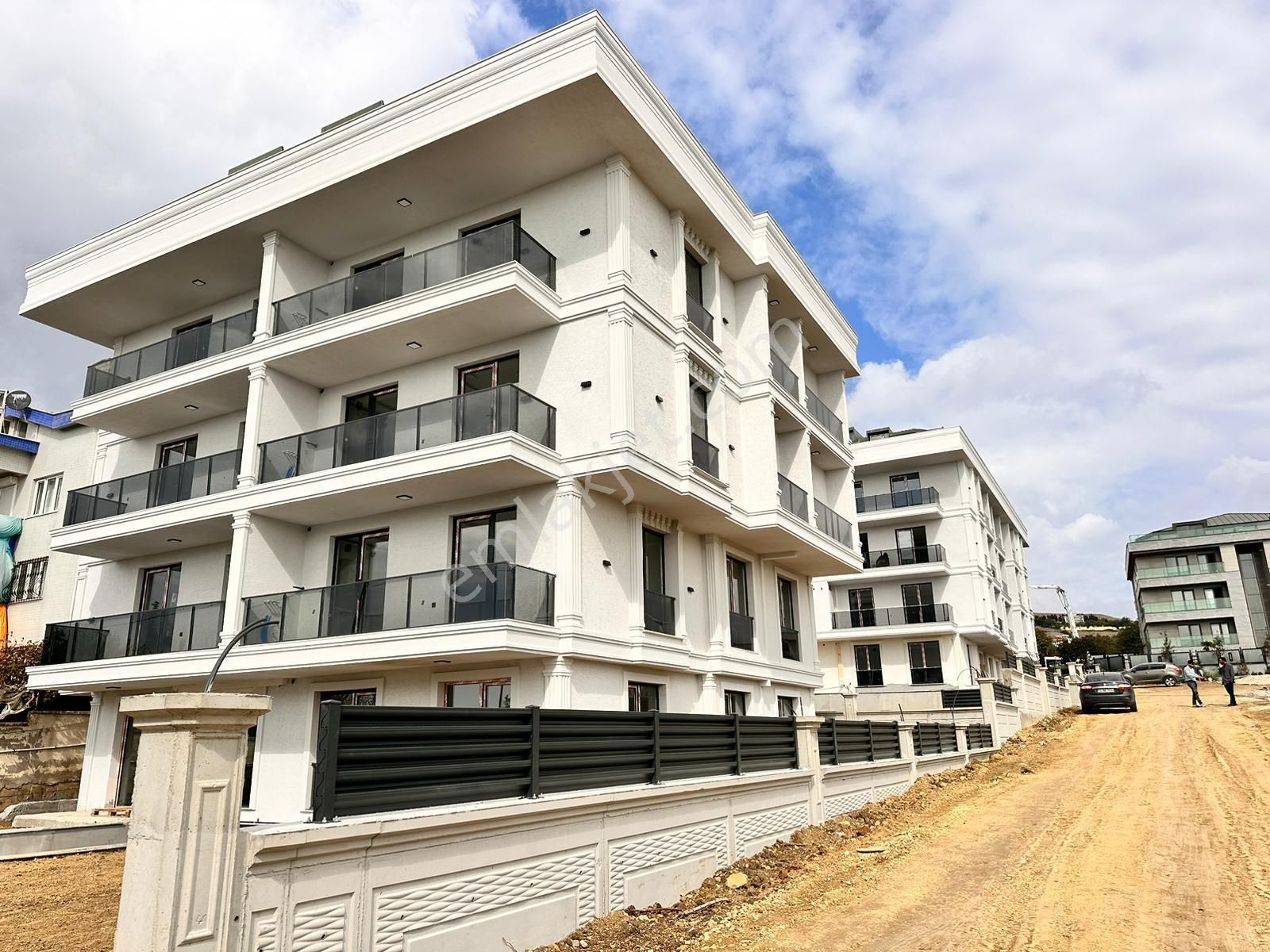Büyükçekmece Celaliye Mahallesind Sıfır 3+1 Satılık Bahçe Kullanımlı Daire