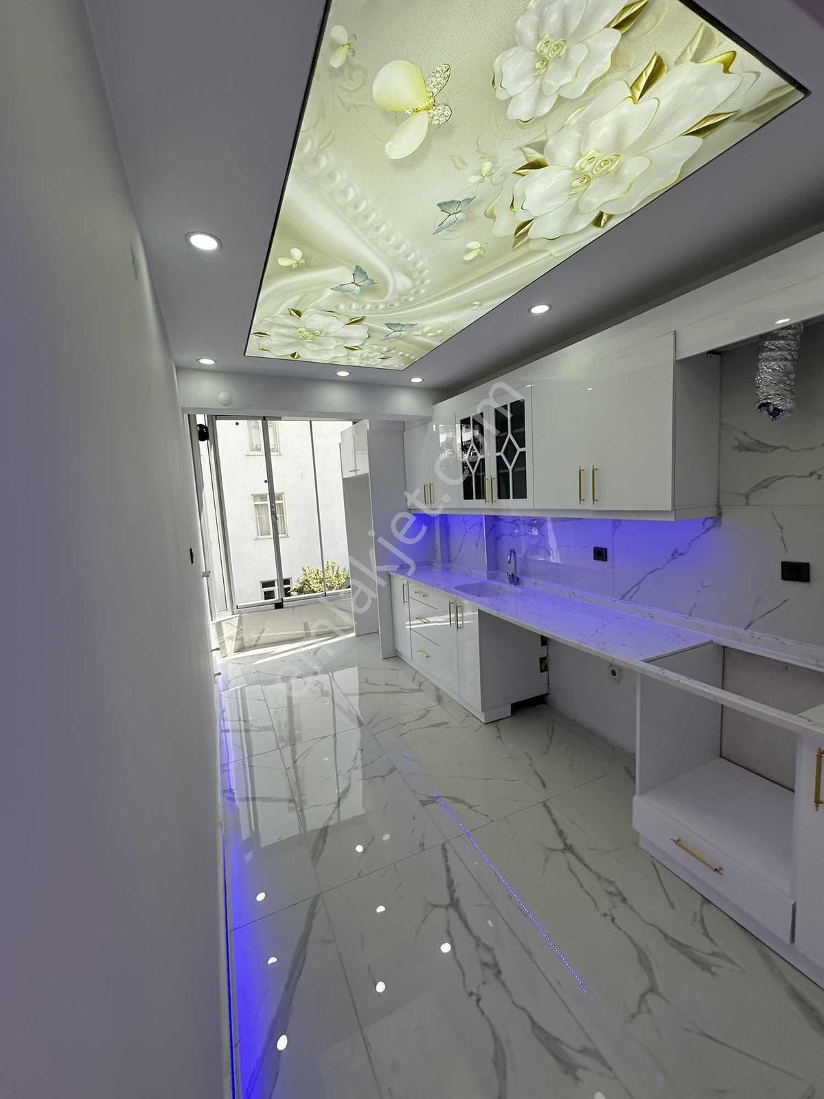 Güllük Cadde Üstünde Asansörlü Katta İçi Full Tadilatlı